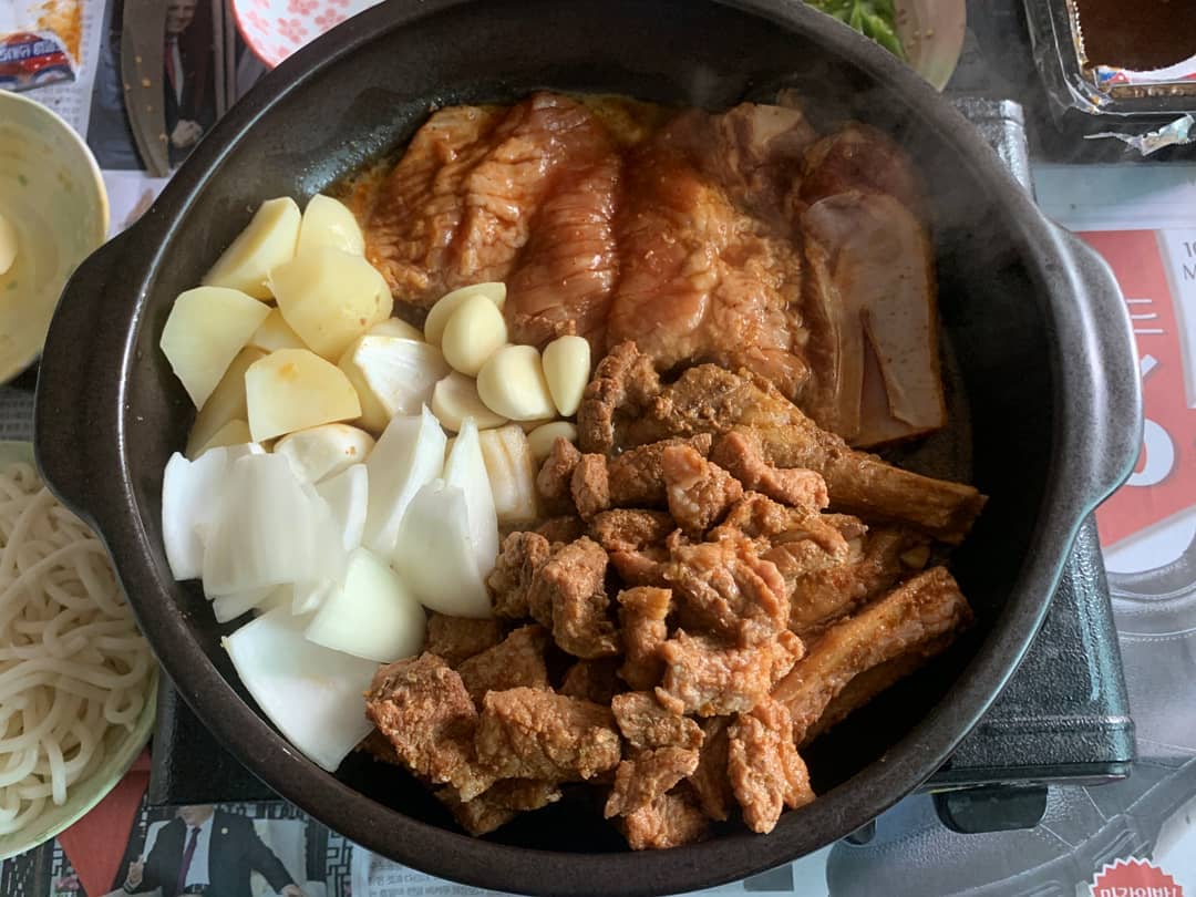  “⠀ 용쓰네 매운갈비🥩 ⠀ 용쓰네 갈비 첨먹구 고기가 넘 부드러워서 깜놀하고 맛있어서 또 깜놀했어요 불닭 정도의 맵기여서 딱 맛있게 먹었쥬🌶 감자, 양파, 마늘, 땡초, 만두, 비엔나도 넣고 마지막에 파채까지 듬뿍 올려서 먹으니 진짜…”