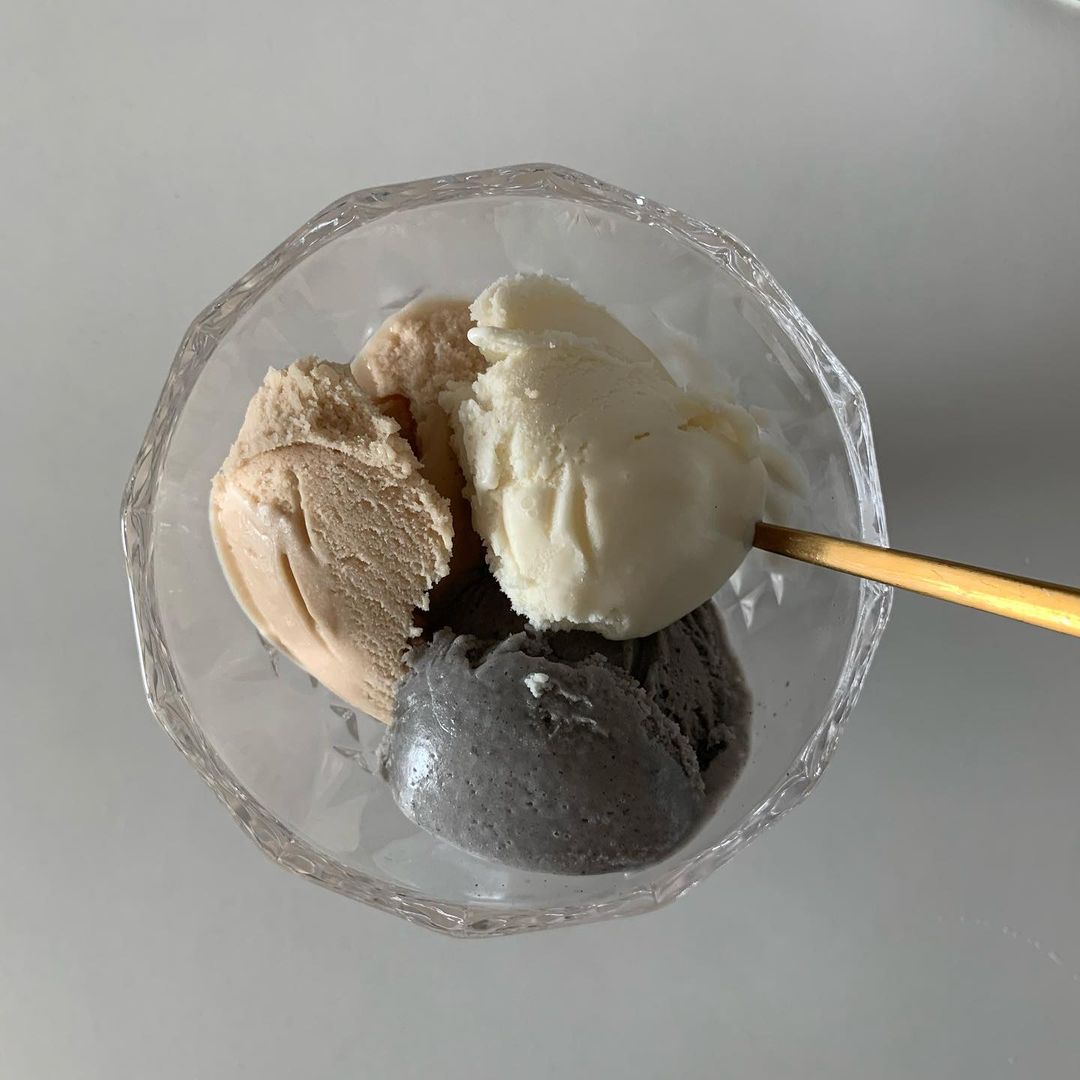  “#협찬 #마이비밀 . 마음껏 편하게 먹기좋은 저칼로리 아이스크림이에요 흑임자, 순두부, 스위트마롱 3가지 먹어봤어요🍨 . 쫀쫀한 식감의 젤라또 스탈이에요 저는 순두부맛이 넘 맛있더라구요 부드럽고 순한맛이라서 계속 퍼먹게되는 맛이에요☺️ 아이들도…”