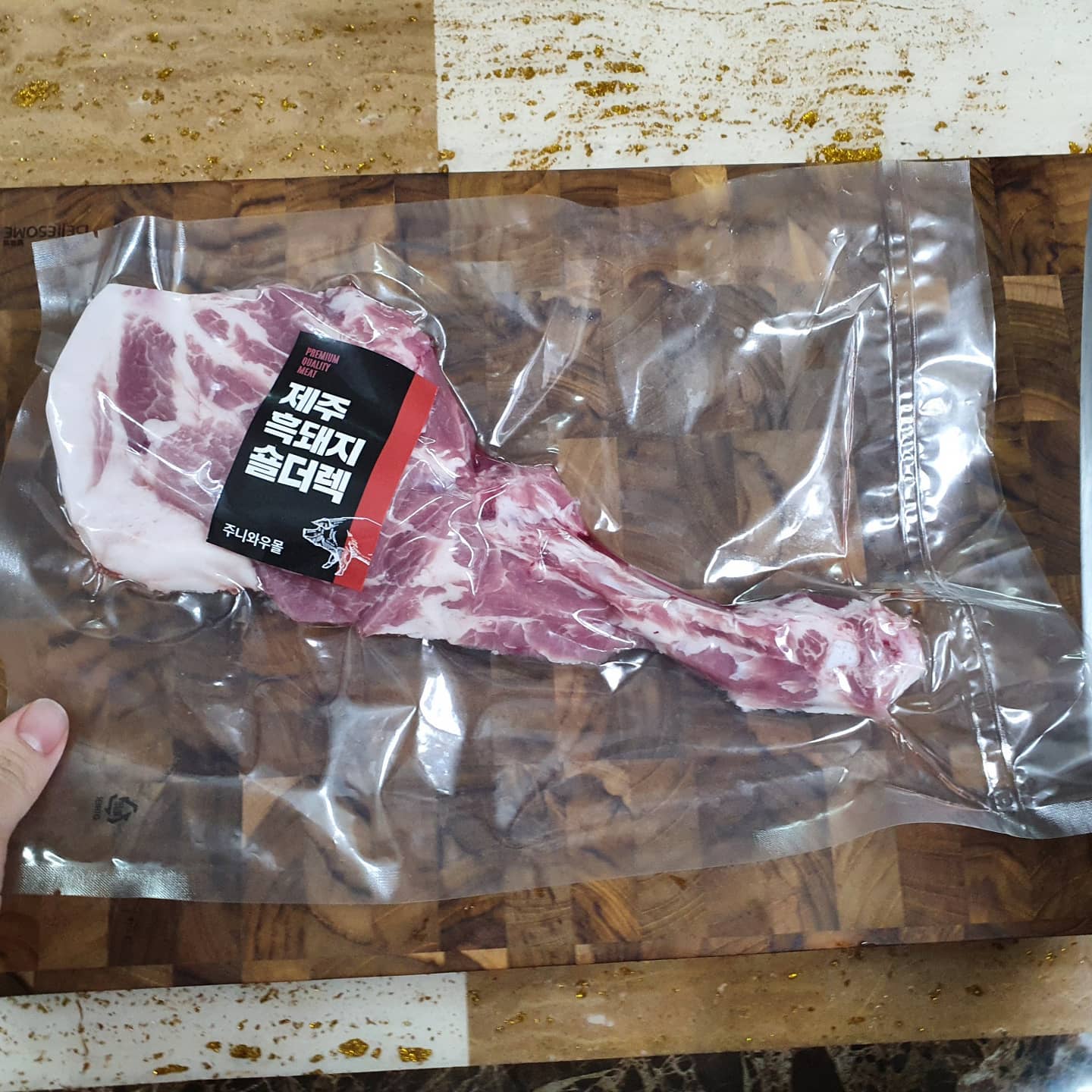 제주도흑돼지 숄더렉으로 처음 맛보는 돈마호크!  유튜버들이 열심히 먹길래 한번 조리법까지 따라해보았다!! 와ㅠㅠ 소리 미쳤고 기름 자박하게 깔고 치이이익!! 주말 여행갈때 몰래 준비해서 펜션에서 깜짝이벤트!! 만족스러운 한끼 ~~겉바속촉!! 제주도 흑돼지  숄더렉로 돈마호크 추천추천!!주니와우몰에서 신선한 고기를 바로보내주니 여행이 즐겁다♡♡
#제주도흑돼지 #숄더렉 #흑돼지숄더렉 #흑돼지파는곳 #주니와우몰#협찬