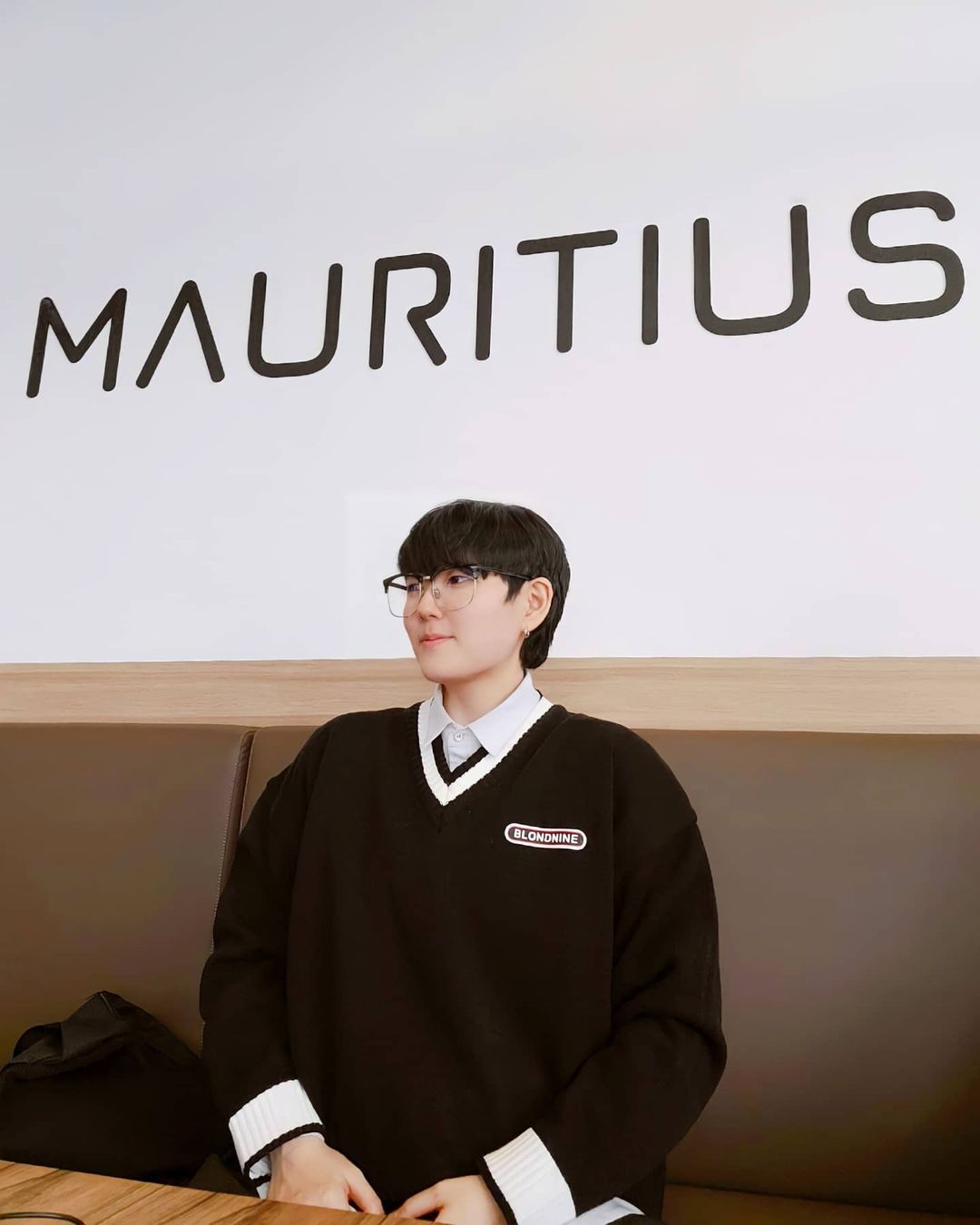  “#협찬 <천안> 모리셔스브라운 ⠀ 음료 종류가 되게 다양했는데 친구는 스무디 마시고 저는 헤이즐넛 마셨는데 완전 꽉꽉 채워주셔서 좋았습니다ㅎ 그리고 테이크아웃 컵이 유니크하고 이뻤습니다☺ . 디저트는 마카롱부터 케이크, 크로플 등 다양하게 있는데…”