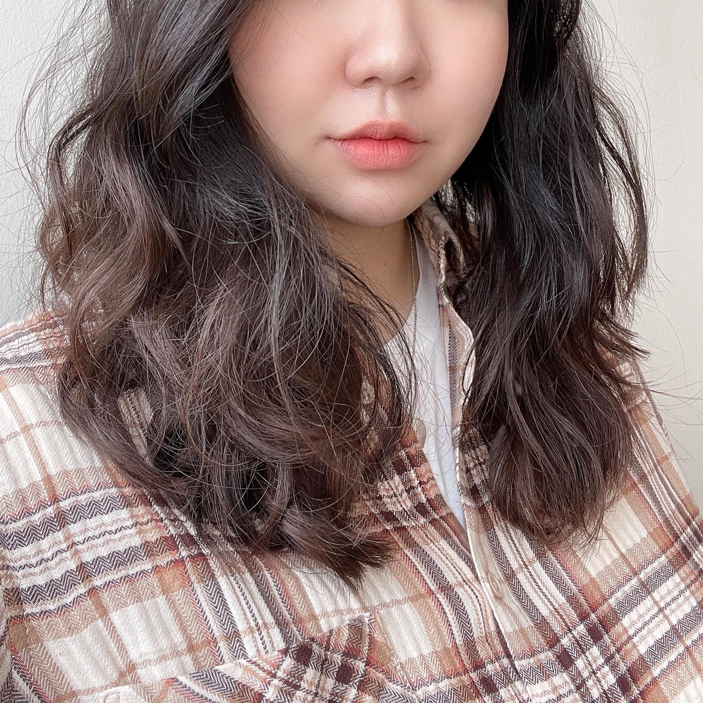 #오늘의쏠리 #블러셔해쏠 #입술발라쏠
.
.
☺️ #머스테브 #라이트코랄
.
💄 #레어카인드 #비비베이지 + #블랭크 #틴트06
.
.
요즘 빠진 것 : 입술 구곽 살린 후 립 바르기!
이게 묘하게 베이스립 전부 바르고 그라데이션 하는것과는 다른 느낌이더라두요?! 훨씬 자연스럽고 예쁘게 표현되는 것 같아서 요즘 이 재미에 메이크업해요! 하지만 마스크써서 나만 안다는 점🤨ㅋㅋㅋ
.
눈 두덩이 위에 펄 바르는 크기가 작아지고(아직 아예 안바르기엔 좀 심심해서...) 대신 애교살을 더 자연스럽지만 살려주는 메이크업 하는 것 같아요. 왜 데일리데일리 메이크업이, 베스트셀러가 베스트셀러인지 알아가는 요즘 메이크업이에요!
.
.
그리고 김선호가 요즘 너무너무 웃을 때 예뻐서 빠졌는데... 스타트업은 고구마답답이라 중간 하차하고 일박이일 첫편부터 보고 있어요 하 진짜 너무 귀여워요🥲 오빠 절 가져요...(?)