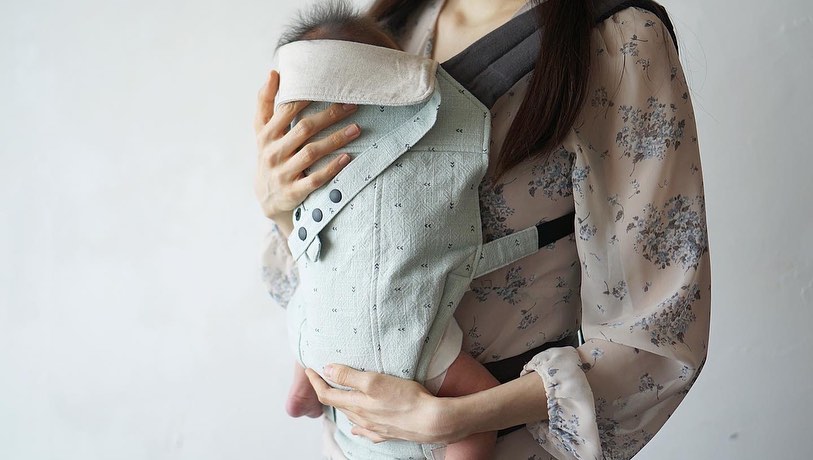 “원더윅스가 찾아온 김그림 그저께부터 하루종일 징징거려요🙃.. 메이앤마이에서 보내주신 이지 꿀잠 아기띠로 달래는 중. 민트색 린넨이라 너무 예쁘기도 하지만 촉감도 좋고 가벼워요. 그리고 신생아도 쓸 수 있는 아기띠라 바로 개시했어요 :-) 넘…”