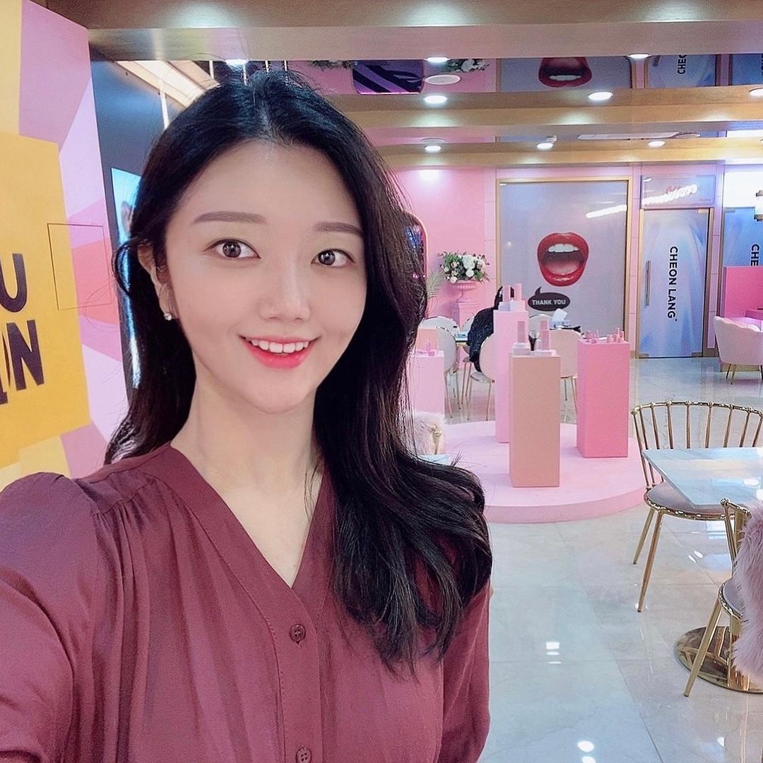  “⠀ 새롭게 출시된 천랑 쇼룸 다녀왔는데 완전 대박ㅎㅎ 핑크핑크해서 사진도 잘나와요 #셀카맛집 ⠀ 와디즈 펀딩에도 성공한 천랑 패키지 머스트해브듀오핑크 사용해봤는데 피부 보습력 실화냐구용~ 탄력도 미쳤음💝 ⠀ #천랑 #머스트해브듀오 #듀오핑크…”