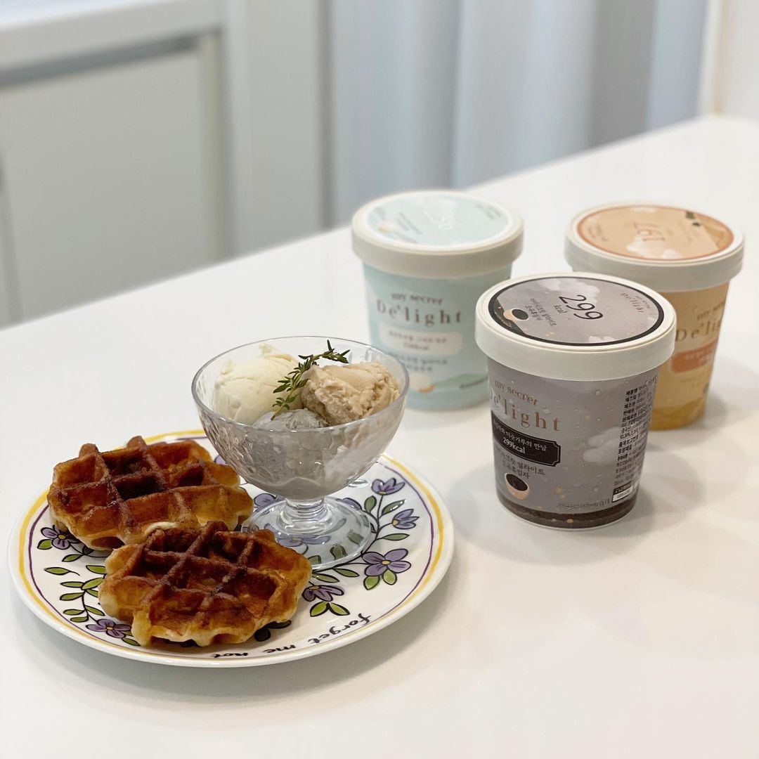  “아이스크림 와플모닝 🍨 커피내려 함께 먹으니 진정 꿀주말이에요.💖 요건 아침부터 먹어도 부담스럽지 않은 딜라이트 아이스크림이에요. 다요트 아이스크림은 맛없을거란 생각은 그만 ✋🏻 칼로리, 당, 지방은 낮추고 달콤한 맛은 고대로 유지했어요. 아이스크림은…”