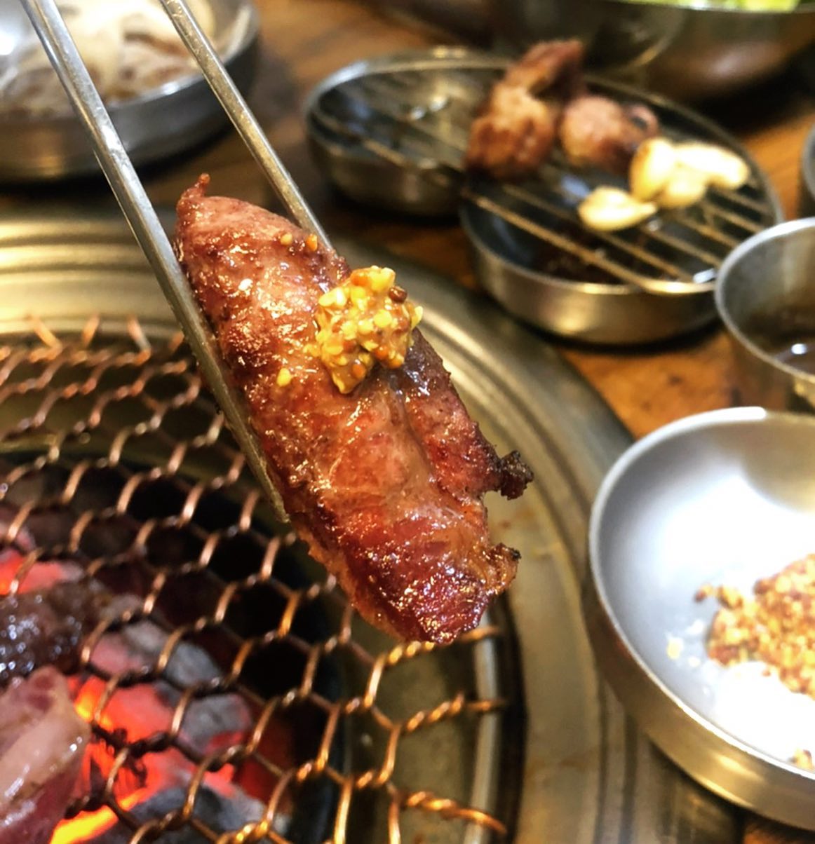 #중구 #한우미락 #소고기⠀
입에서 녹는 갈빗살🥰⠀
좋은 숯을 써서 그런지 불향이 엄청 났던 맛집! 어디 놀러와서 구워먹는맛ㅎㅎ