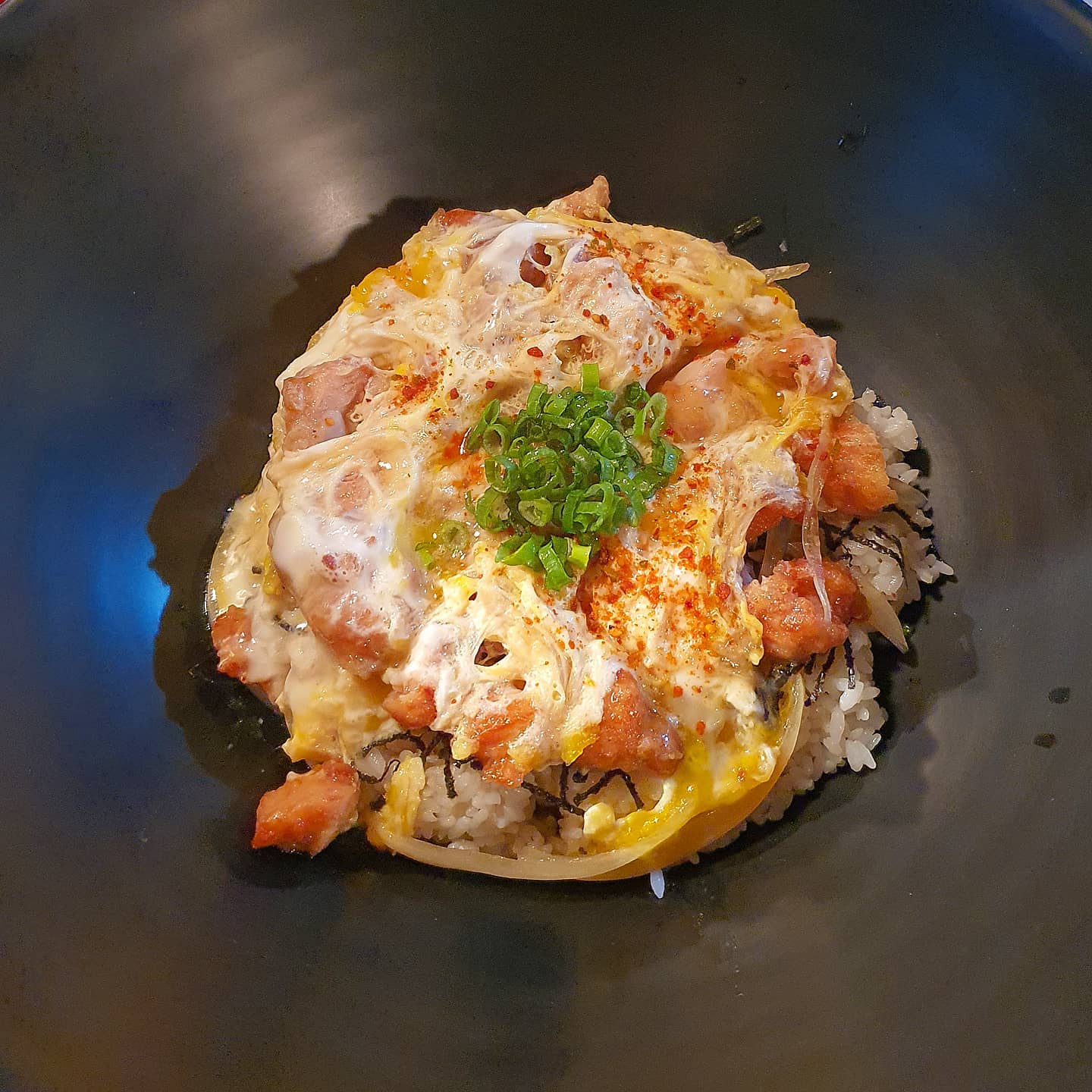 💫 #성신여대맛집 / 긴자료코 💫

🍲 오야꼬동 (7500)

올만의 #긴자료코 ♡
여긴 사실 사케동이 존존맛임!!!!근데 왠지 안먹어본 메뉴를 도전해보고 싶어서 ㅎㅎ시켜봄
7500이라는 저렴한 가격에 비해 완전 괜찮았음!!!
좀 물린다 싶으면 김치먹고 된장국먹고 ^^
여기 된장국은 기본제공인거치고 건더기도 많아서 좋음:)
담에 사케동먹으러 또 가야지~

자리가 오픈키친 + 바형식이라 좀 불편하고 좁음 ㅠㅠ
만석일때가 종종 있어서 헛걸음 할수도!

#냠냠린_성신여대