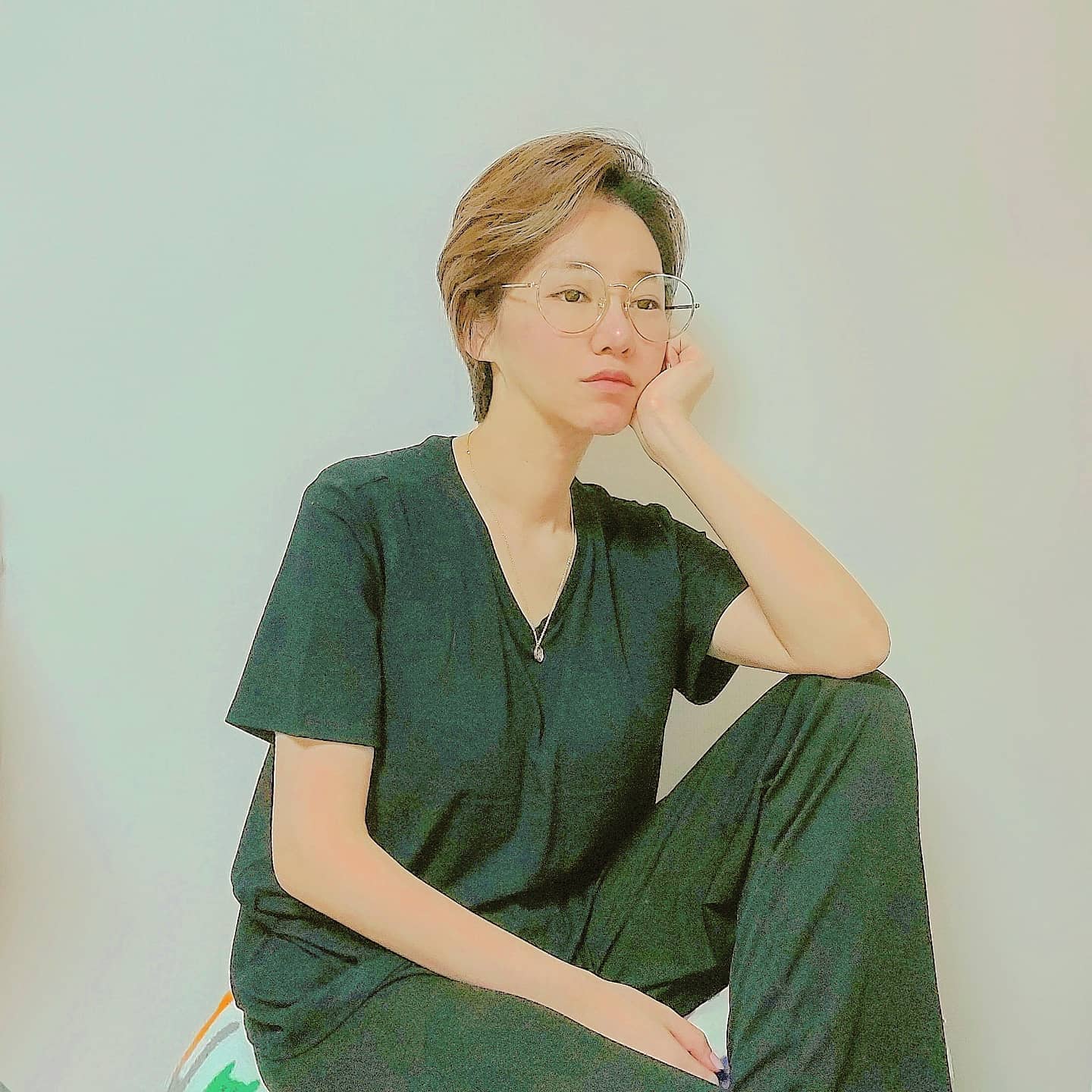 #협찬 진지하게 멍때리며 머리를 식혀주는 아주 소중한 시간을 보내는 중입니다...
주말동안 수학 스터디를 어마어마하게 했거든요✍🏻

오래도록 엉덩이 붙이고 앉아서 집중할수 있게 도와준 📌아르보노 v넥 반팔 노브라 티셔츠

제가 애정하는 저의 #집콕룩 이기도 해요
갑갑한 속옷에서 해방시켜줘서 세상 편하거든요😆

일부러 박시하게 입고 싶어서 m사이즈 선택했는데 역시 탁월한 선택이었다는👍🏻

집에선 편하게 #아르보노브라
강추입니다👏🏻

낮에 아르보노 입고 산책 다녀온건 안비밀😉

arbonobra.official
#노브라웨어 #낮노밤노 #브라멜 #홈브라 #집콕브라 #원마일룩 #투마일웨어 #언택트웨어 #노브라홈웨어 #집순이룩