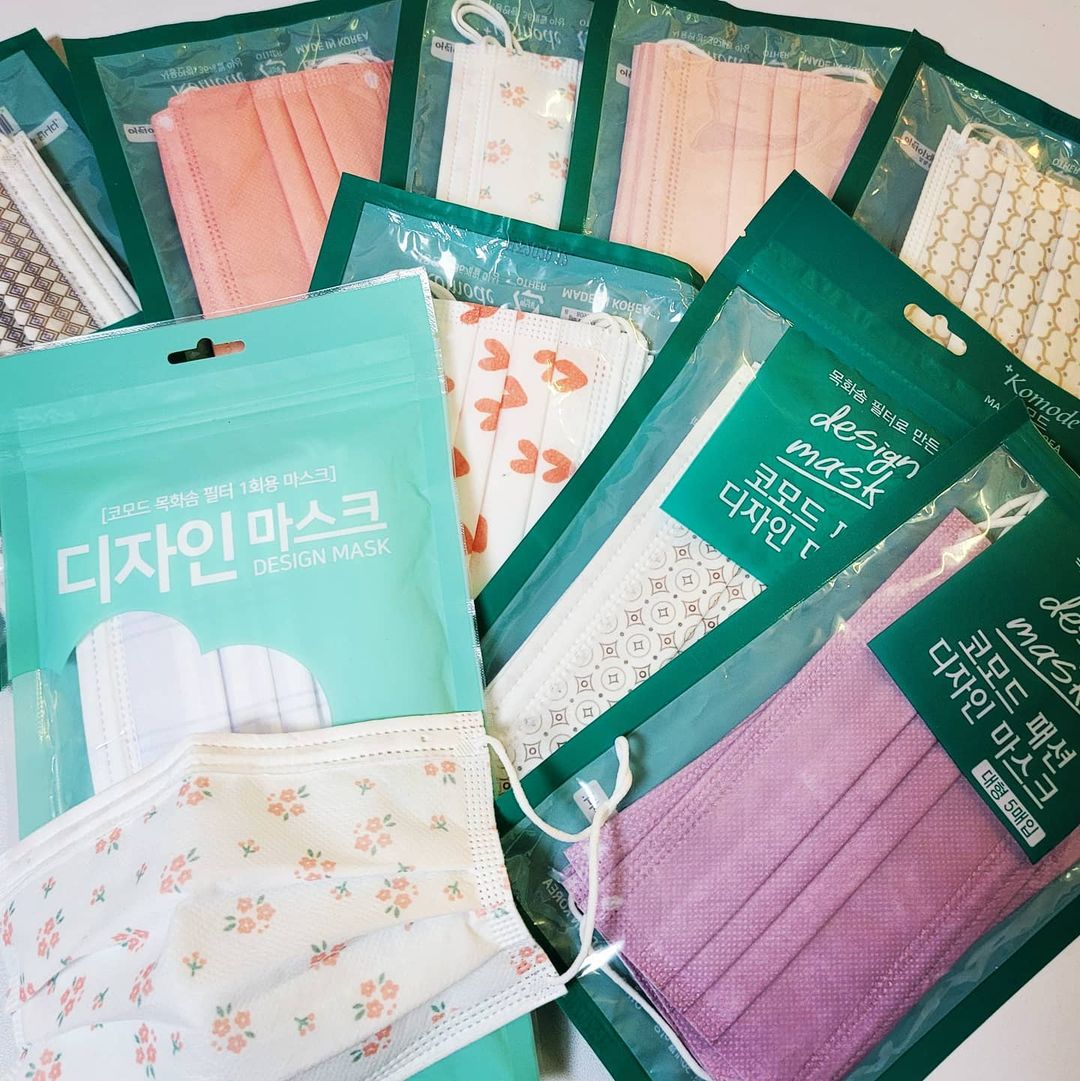  “#협찬 🌈코모드 패션다자인 마스크🌈 ❤올스티커의 디자인 마스크는 모든 원자재를 국산으로 만든 프리미엄 마스크 입니다. 🧡목화솜 필터를 사용하여 숨쉬기가 상당히 편해요. 💛또한 여성분들 화장시 화장이 묻어나지 않아요. 💚국내산 목화솜 필터를…”