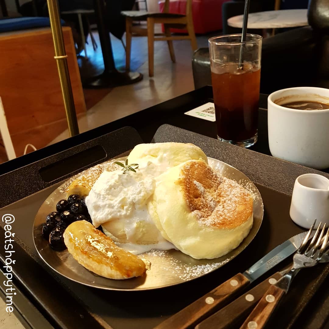 🥞젠젠 잠실점🥞
.
■하니크림 팡케키 13.0
■아메리카노 4.0
.
잠실 송리단길에서 유명한 
수플레팬케이크 맛집 젠젠!!
갑자기 수플레케이크가 먹고싶어서
다녀왔어요~🥰
분위기 넘 좋아서 완전 핫플이더라구용!!
그만큼 맛도 기대됐는데 역시 맛있어요👏👏
뷰들뷰들퐁신한 수플레에 카라멜라이즈드 바나나랑 메이플시럽❤ 넘 맛있어요🤤
좋아하는 모든 달달구리들의 조합!!
계란 비린내도 안나고 수플레도 3장이나 줘서 가성비도 좋아용👍
다른 팡케키 종류도 많고 종류별 구성도 메뉴판에 다 적혀있어서 메뉴 고르기에도 넘 좋더라구용😍
.
❣핫플에서 뷰들폭신 수플레 #잇츠해피타임 
.
🚩서울 송파구 백제고분로45길 34 동방빌딩 2F (송리단길)
⏰매일 09:30 - 22:30 L/O 21:30
.
#수플레팬케이크#수플레#수플레맛집#수플레팬케익#잠실카페#잠실송리단길카페#송리단길디저트 #송리단길카페#송리단길수플레팬케이크 #디저트맛집 #디저트그램 #팡케키#먹스타그램#푸드스타그램#카페스타그램#데이트그램#핫플#송리단핫플#일상