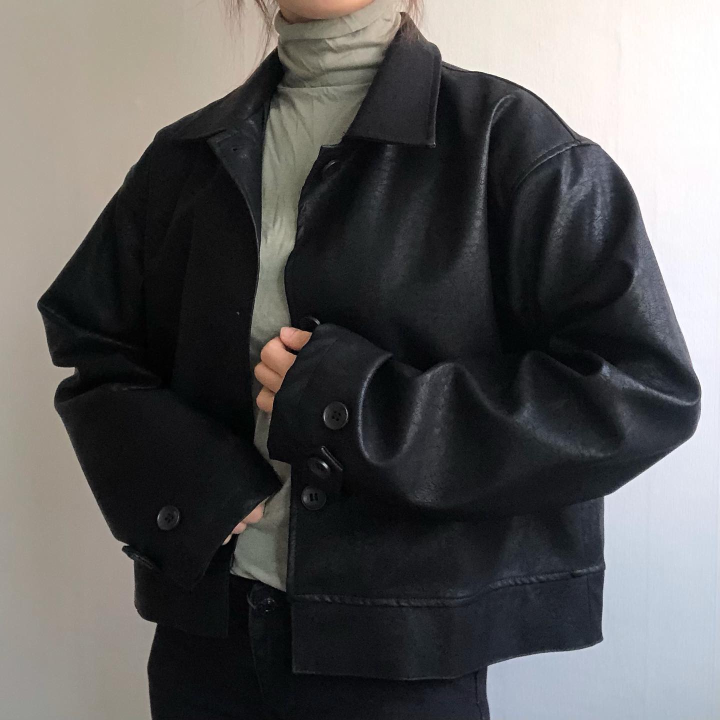요 레더자켓 가볍게 툭 걸치면 완성 패션 완성!! 
꾸준히 사랑받고 있답니다🖤 날씨가 풀리니 또 다시 찾아주고계셔요🖤 군더더기없는 디자인으로 저도 애용하고 있는 쟈켓이라구요-#레더자켓#자켓추천