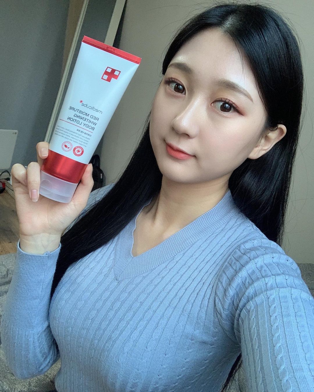  “#협찬 ☁️메디큐브 레드 모이스처 화이트닝 바디로션☁️ - 부드러운 고보습 제형이 촉촉하지만 끈적임 없이 산뜻하게 마무리 - 알러젠 프리 향로로 민감한 피부에도 포근하고 기분 좋은 코튼향 ﻿- 식약처 고시 미백 기능성 성분, 나이아신아마이드가 함유되어…”