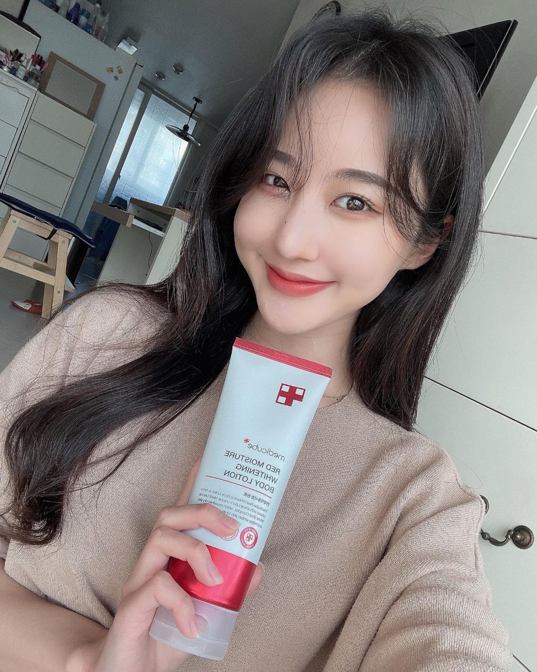  “얼굴피부랑 다르게 바디는 쉽게 건조해지고 갈라져서 사계절내내 로션을 꼭 붙들고다니는데 산뜻하면서 미백기능까지 갖춘 메디큐브 레드모이스처화이트닝로션 덕분에 촉촉한 바디 유지하는중..🤍 미백기능이라하면 거의 묵직한 제형에 뭉치기도 많이 뭉쳐서 손이…”