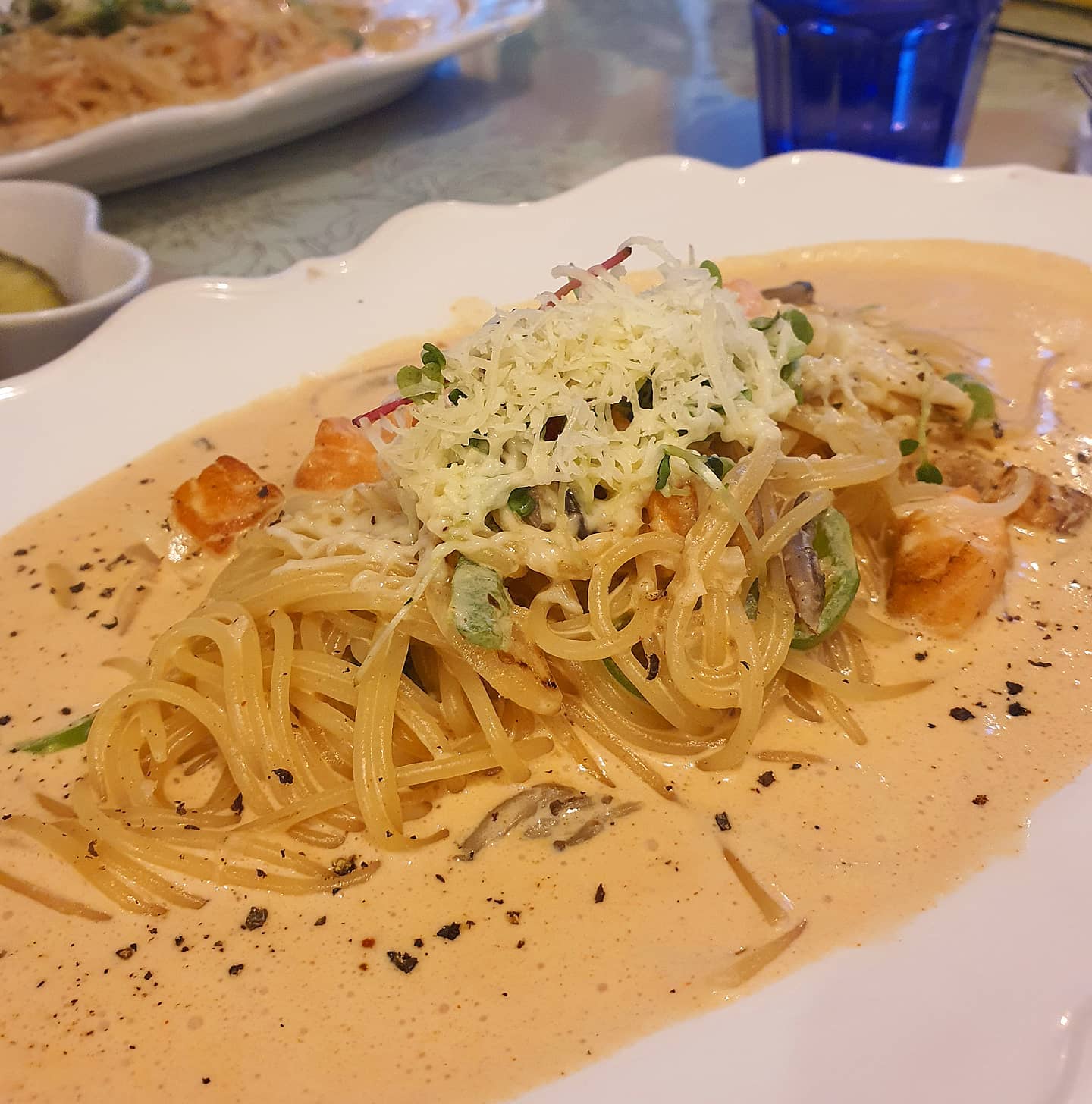 💫 #성신여대맛집 / 소테 💫

🍝 매운훈제연어크림파스타 (9200)

동기랑 올만에 찾아간 #소테 ~~~
요즘 수정이들의 핫플ㅋㅋㅋㅋ에타에 자주 올라온다
이 근방에 연어 들어가는 파스타 하는 집이 여기 뿐임!!(내가 알기론)
그래서 연어파스타 먹으러옴 ㅎㅎ
오일파지만 오일엔 연어가 안들어가더라구요 :)
그래서 진짜 올만의 크림인데 매콤하게 시키니까 덜 느끼하고 그렇다고 너무 맵고 자극적인 맛은 아니라 좋았음ლ(◞‿◟ლ)
흠 담에 연어파스타 먹고싶을때 또갈듯!!
+ 여긴 사장님 & 서버분들이 언제나 친절갑♡♡

#냠냠린_성신여대