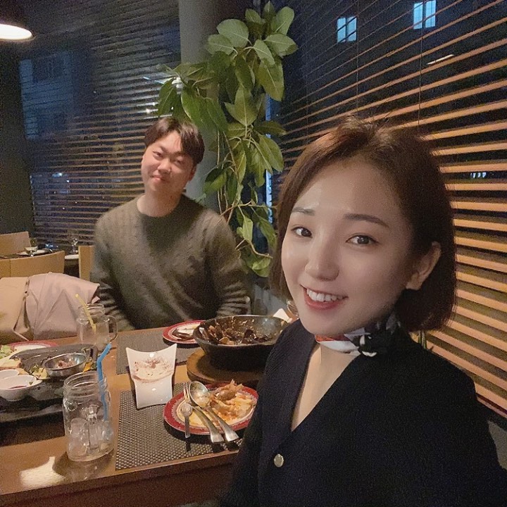 컨디션이 좋지않아서 집콕만 2일째였는데,,
오늘이 유부남,유부녀된지 200일이였다.
칼퇴근해서 후딱 내려오라했던 신랑🤟🏻☺️
일주일부터 계속 혼자알아보더니 일산맛집이라고
갈때까지 안알려줬는데 진짜 맛집이였다 ◡̈
2인코스 완전 배터지게 양도많고... 진짜🙏🏻맛집이였음💖 
파진호신랑님 감사해요!!
,
,
,
#신혼부부 #부부된지200일 #결혼 
#내눈에는귀여운신랑 #일산이탈리안레스토랑 
#일산뻬뽈리 #뻬뽈리 #일산맛집 #탄현맛집