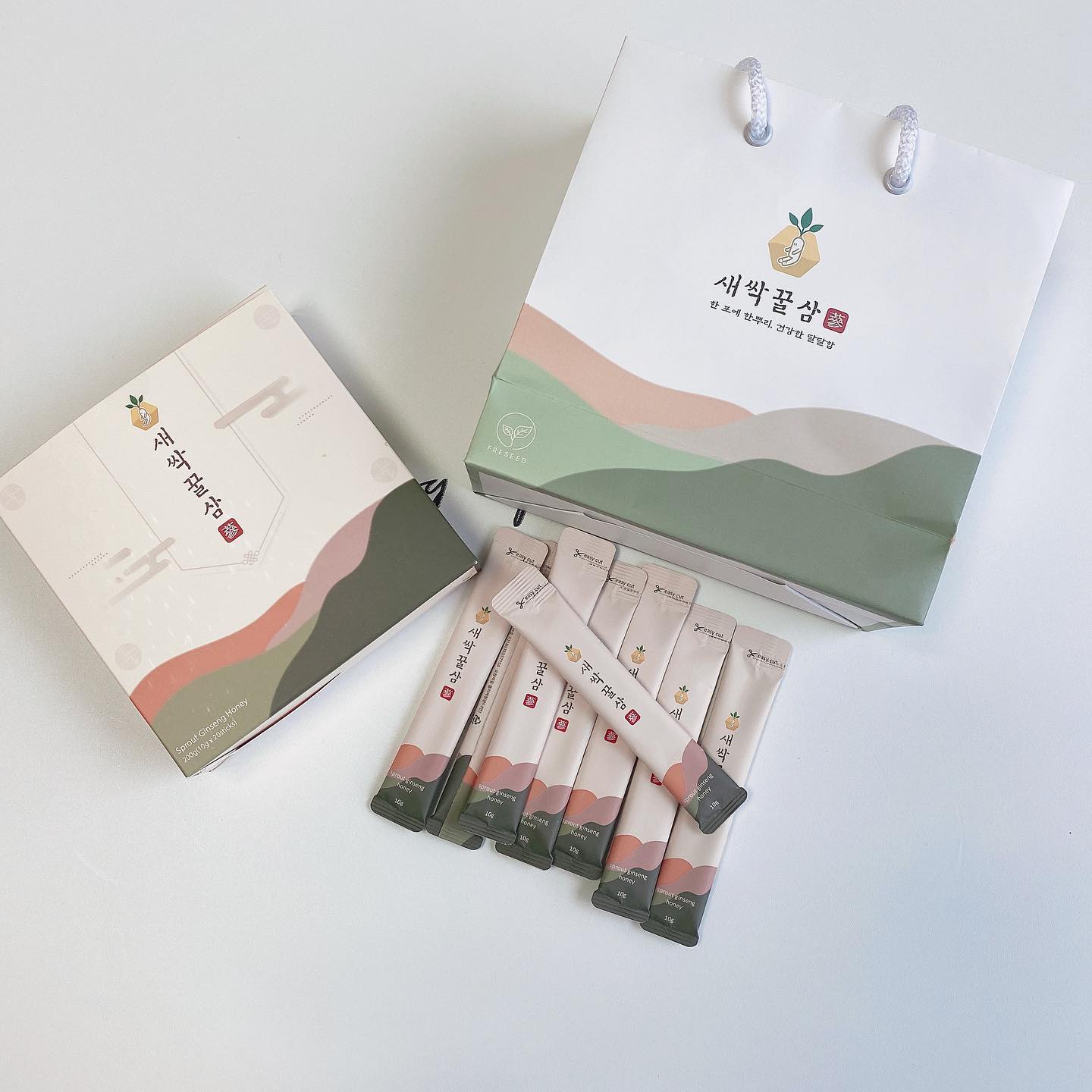 #협찬

지금 완전 핫한 #새싹꿀삼 드디어 나도 먹어봄 !
.
청년 농부가 직접 재배한 새싹인삼이 한포에 무려 한뿌리나 들어가있지만 달달해서 내 입맞에 꼭 맞는 #꿀스틱 !
#부모님선물 로 너무 좋을것같아 #선물추천 해요 >_<
이젠 맛있게 면역력 챙기자규요~~