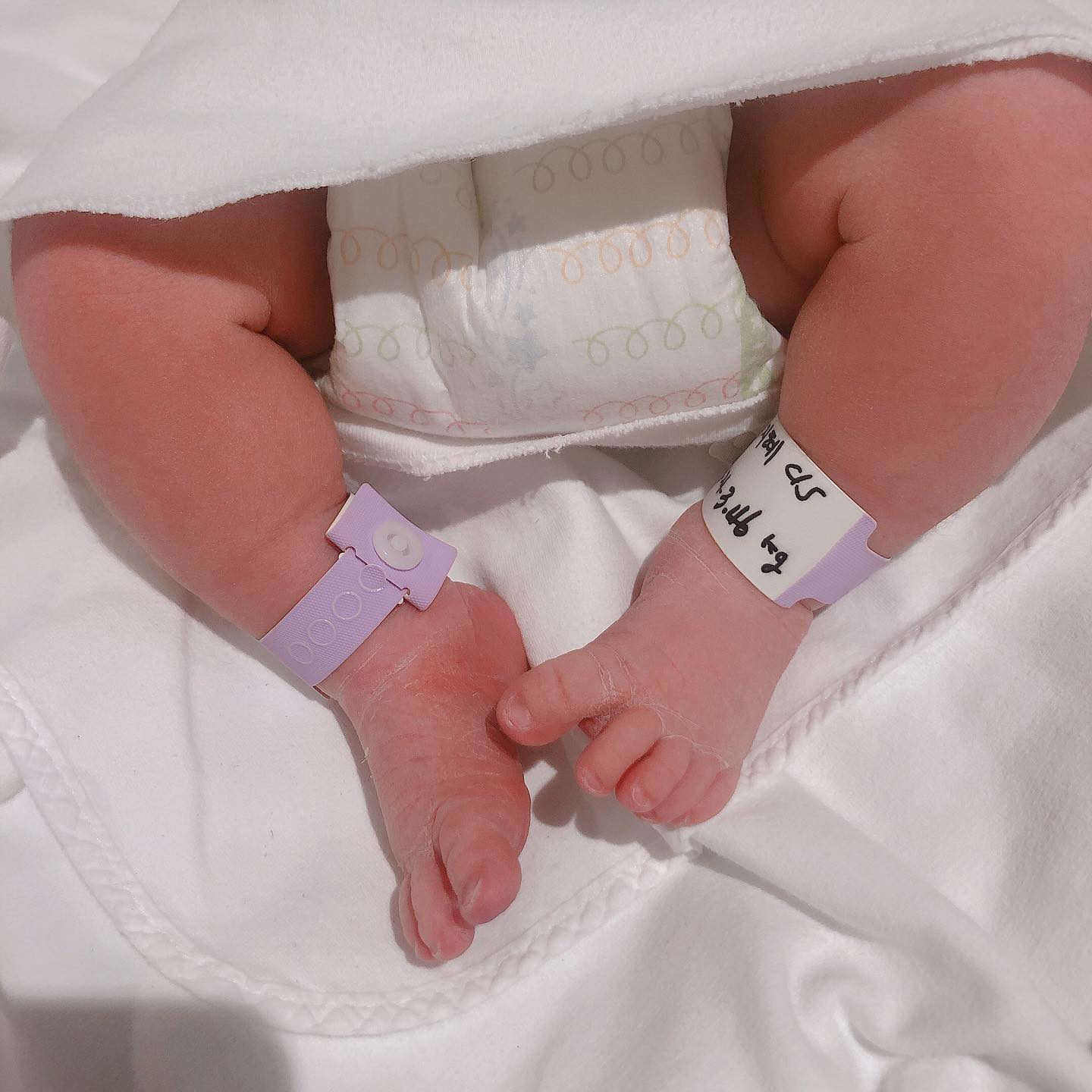 _
뭐시 그리 급해서 엄마의 소중한 이틀을..🥲

31일이 되기 20분전 갑작스런 양수터짐
금식이 안되서 바로 수술 들어가지 못하고 대기하는데
점점 주기가 짧아지고 쎄지는 진통😱😱
(난 제왕인데 왜 진통까지 하고 있는건가!!!)
더이상 버티기 힘들즈음 들어간 수술!!
하반신 마취하고 긴장된 마음으로 떵이가 나오길 기다리는데
응애~ 소리와 함께 5시 20분이요 하시는데 헐!!!
#한날한시에태어난우리

내생일 잃을까봐 꾸역꾸역 다른날로 잡았는데
꾸역꾸역 엄마 생일에 맞춰 나온 떵아 사랑한다
.
.
엄마는 870331 5:21
아들은 210331 5:20

#운명#아들#복떵이#끝사랑#사랑해#건강하게만자라다오