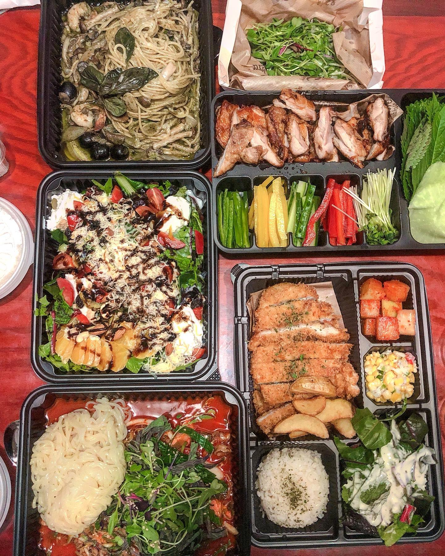 요즘 배달음식 클라쓰...무엇
양 푸짐한거 보소 

#양평맛집#누나홀닭#누나홀닭양평점#쫄뱅이#쌈닭#바질파스타#리코타치즈샐러드#돈까스#양평맛집추천