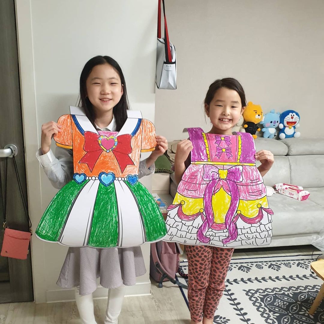  “#협찬 #유료광고 비가와서 주말에도 집콕쓰🤦‍♀️ 답답할쯔음 ㅎㅎ 두찌꼬니 공주님을 위한 특별한놀이시간😊 색칠놀이와 역할놀이를 한번에!!ㅎㅎ 여자아이들이 좋아하는 드레스색칠키트에요오옹😝 대형종이옷으로 아이들이 색칠하고 꾸며서 직접 입어보며 역할놀이 및…”