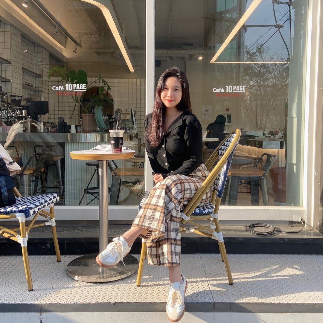  “#협찬 휘두루마뚜루 신기 좋은 데일리 스니커즈💛 디자인도 깔끔하고 안에 깔창도…”