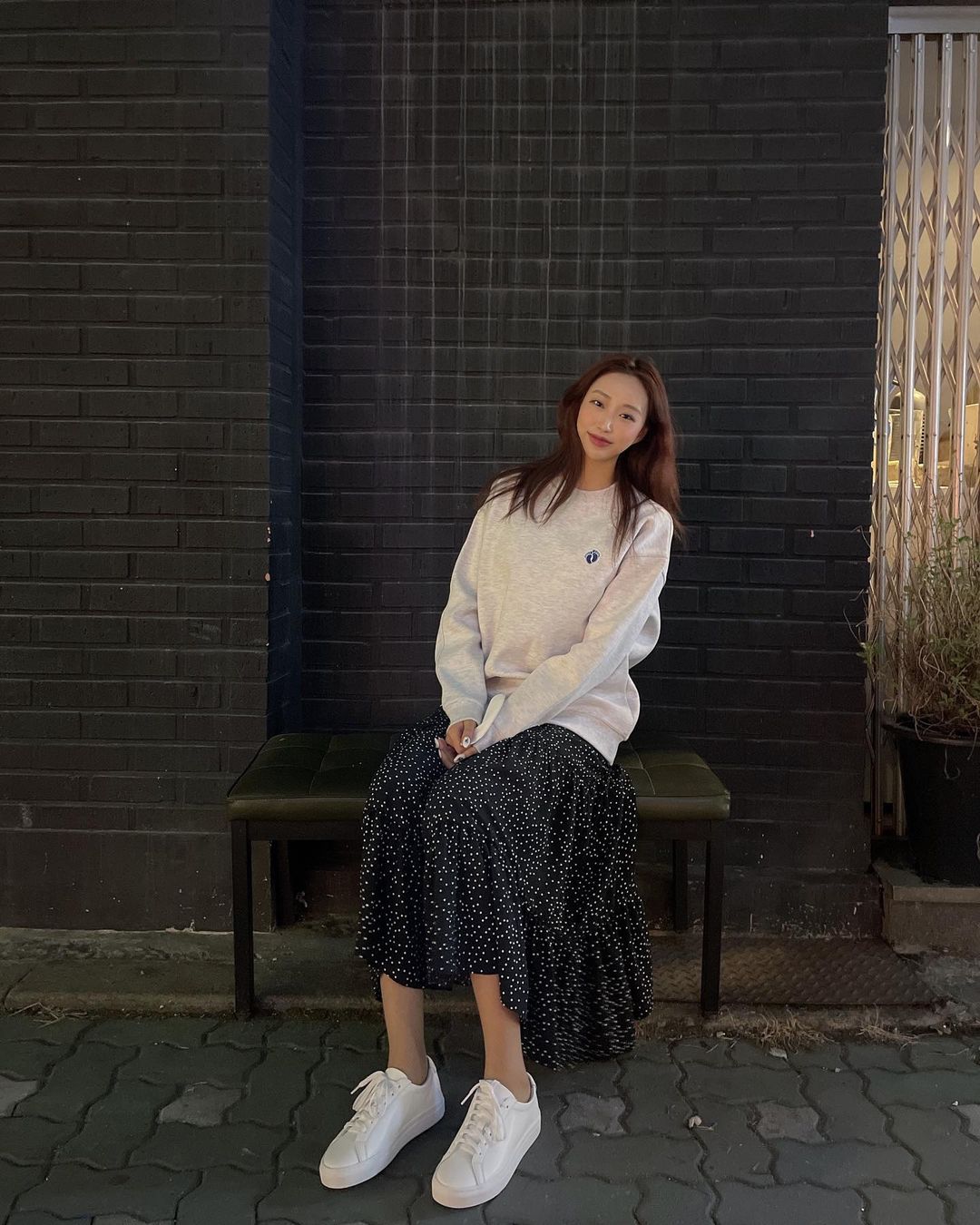 “#협찬 ‘코앤크릿 스니커즈’ 천연 소가죽으로 만들어진 수제 데일리 슈즈에요🤍 편안한 착용감에 깔끔한 디자인이라 데일리로 자주 신을것같아요ㅎㅎ 키높이가 들어가있어서 다리도 얇아보이고, 신발 안쪽에 라텍스 쿠션이 너무 편해서 오래신어도 발이 불편하지…”