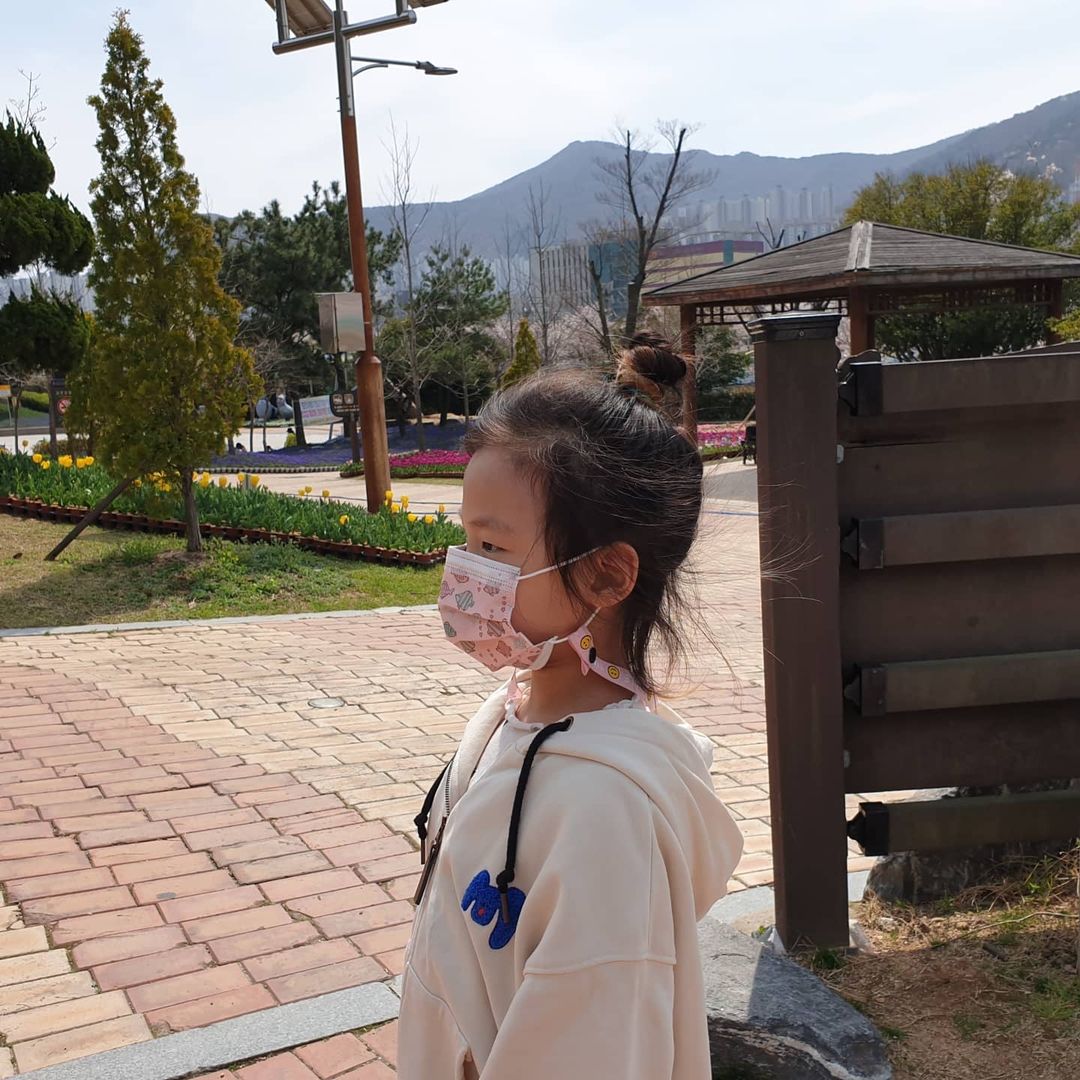  “#협찬 . 디자인 짱귀 예쁘고, 도톰한 마스크~ 올스티커의 디자인 마스크는 모든 원자재를 국산으로 만든 프리미엄 마스크~ 목화솜 필터를 사용하여 숨쉬기가 상당히 편한 마스크~ 화장하고 써도 화장이 묻어나지 않아서 좋아요~ 국내산 목화솜 필터를…”