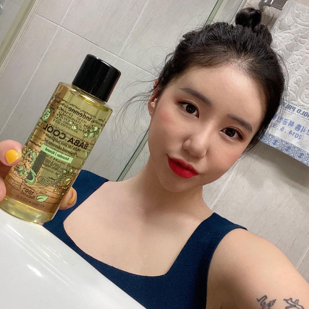  “#협찬 #광고 🥥 엥뎀 바바쿨 향수 오일 🥥 평소 사용하는 향수는 알코올 성분이라 휴대용으로 들고다니면서 뿌려줘야하는데 이 제품은 오일 성분이라 몸에 계속 남아있어 지속력이 정말 좋아요 🤘🏻 바디오일, 헤어오일, 핸드오일, 수면오일로 사용 가능한데…”
