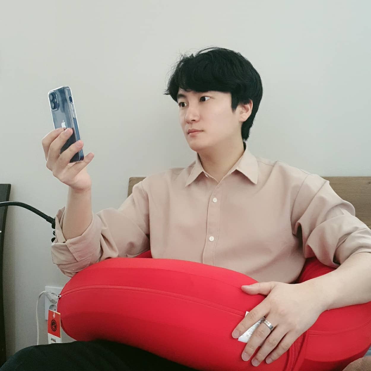 #협찬 gini.treasure
#베개통향균베개 😙
✔장점 : 두 세트로 되어있어서 연결도되고 변형도되고 너무 편함
⠀
요즘 일하다보니 어깨랑 등이 뻐근해서
잠잘때마다 조금씩 뒤척이고는 싶은데
원래 쓰던 쿠션이 너무 딱딱해서 불편했는데
⠀
이번에 써보게된 베개통향균베개는 바디필로우
형태로 되어있어서 등이랑 허리를 받쳐줄수도 있고
일단 제일 편한건 길어서 형태 바꿔서 쓰기 진짜 편함 ㅠ
⠀
마이크로 에어비즈로 구성이되어있어서
어떤 체형이든 편하게 사용도 가능하고 물세탁도 가능!
⠀
#옆잠베개 #바디필로우 #긴베개 #전신베개
#수유베개 #임산부베개 #쿠션 #베개 #홈데코
⠀
