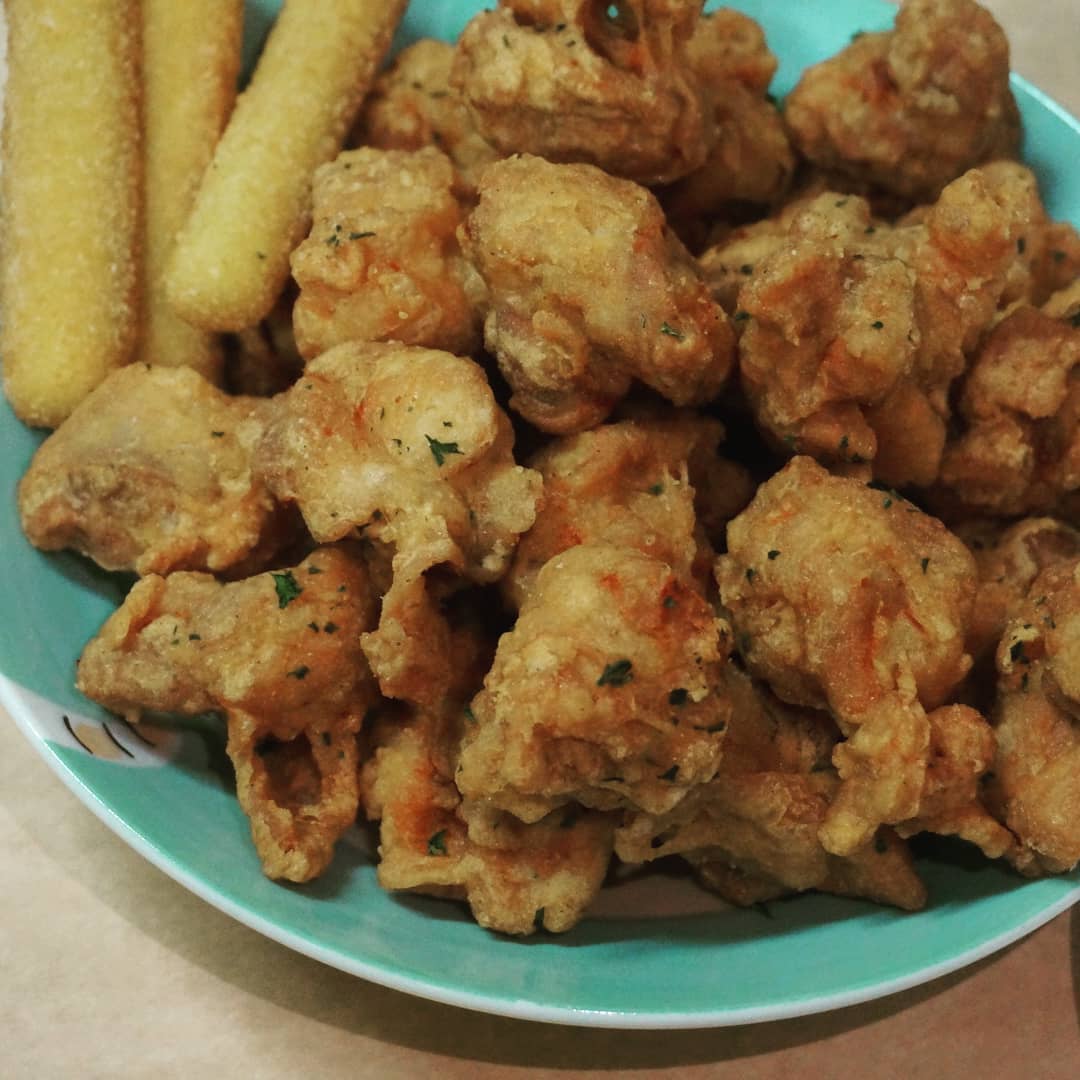 경아두마리치킨 
순살후라이드 & 화이트어니언치킨 

두마리치킨 푸짐하고 맛있게 먹었습니다 
순살이라 편하게 먹고 바삭하니 맛있어요
치즈스틱 서비스로 주셨어요~
포장할인 2천원 받았어요

#경아두마리치킨 #경아두마리치킨용현점
#순살후라이드 #화이트어니언치킨
#인업같이 #내돈내산