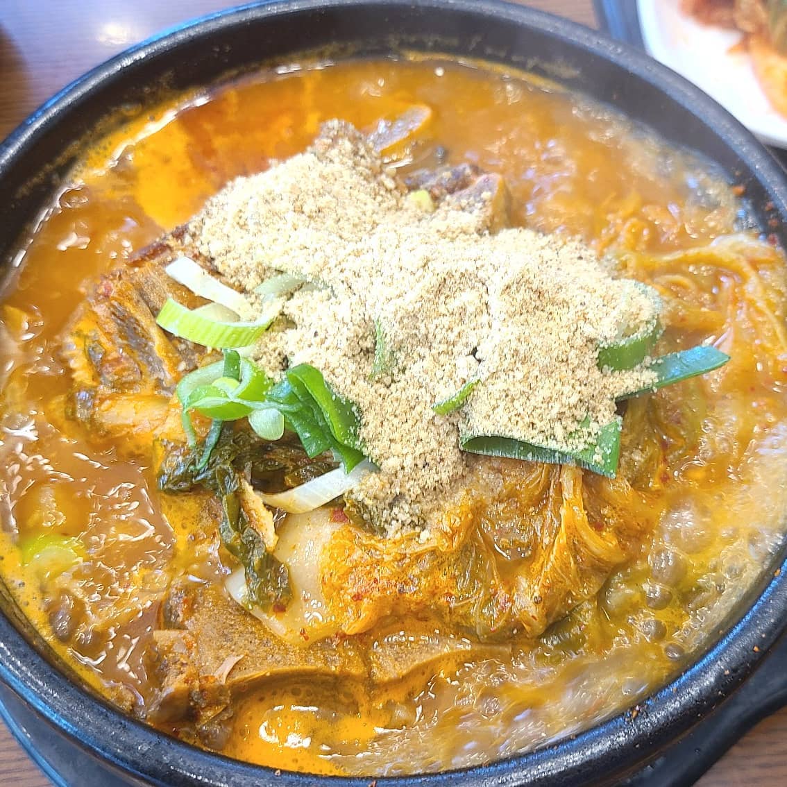 약선당 뼈해장국 

든든하게 먹고 싶어서 뼈해장국 먹고왔어요
점심으로 먹었는데 아직도 든든하네요
👍역시 약선당 언제나 맛있어요

#약선당감자탕 #약선당감자탕용현점
#뼈해장국 #내돈내먹 #인업같이