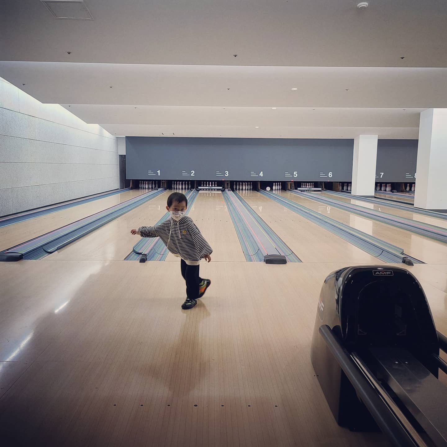 볼링🎳
.
간만에 볼링게임 도전했는데
쭈니가 승부욕에 휩싸여
자꾸 핀이 한개도 맞지 않는다며
계속 해버리는 바람에 ㅋㅋㅋ
뭐 한 삼십분도 안되서 한게임 끝난듯
덕분에 점수는 두자릿수ㅋㅋㅋ
.
.
.
#볼링 #볼링게임 #볼링장 
#치고싶다🎳 #아기볼링놀이 
#똥통볼링 #공굴리기 #마음은선수급인데몸이맘대로안움직여요