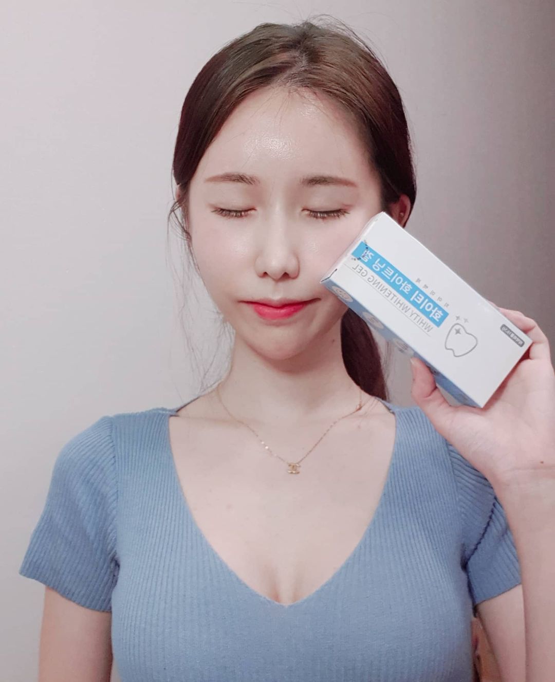  “#광고 #협찬 촬영 후 내 사진을 보면 세세한 부분까지 눈에 들어오는데, 피부야 원래 신경쓰였고.. 요즘에 눈에 들어오는건 치아🦷 커피도 매일 마시고 #치아미백 관리는 한번도 한 적이 없어서 별로 하얗지가 않다. 좀 더 완벽한 사진을…”