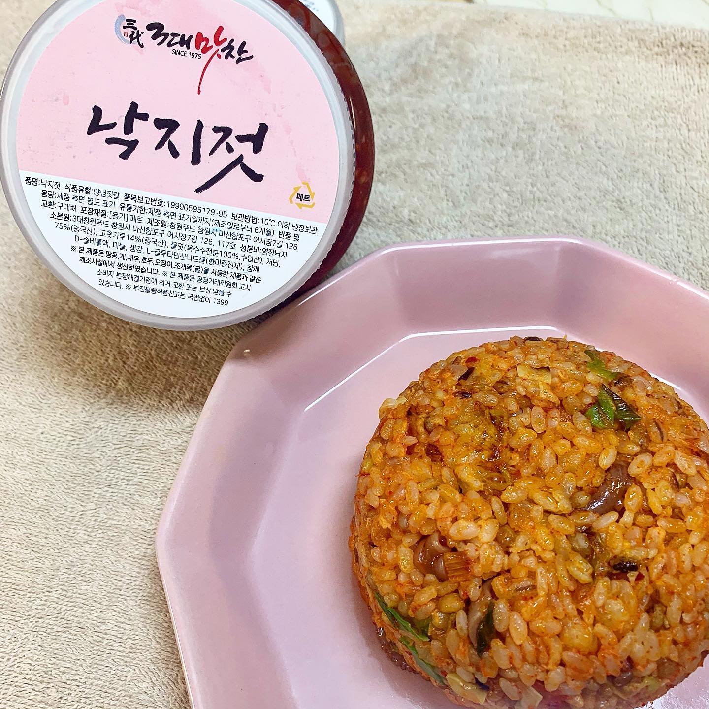 #냠생 #123
#3대맛찬 #낙지젓갈 #영양오징어젓갈
#제품제공 
흰밥하면 제일먼저 생각나는 젓갈💗
당연히! 젓갈은 흰쌀밥이지만
오늘은 새로운 도전쓰✨
⠀
🐙낙지젓갈볶음밥 은
그냥 파기름+낙지젓갈+달걀물에 푼 밥 끝!
근데 왜때문에 그 냉동 낙지볶음밥 맛 나죠,,,?
그 천일인가?? 그 볶음밥 맛집 맛이랑 똑..같..
역시 양념이 맛나서 그냥 볶아두 존맛탱🙌
게다가 낙지도 겁나 한가득 오동통탱글탱글🎶
⠀
🦑영양오징어젓갈김밥 은
김밥김+흰쌀밥+영양오징어젓갈 끝!
참기름 쇼쇽 발라주면 진짜 환상,,
역시 젓갈은 김&흰쌀밥 조합인가여🤟
글구 영양!이름답게 다양한 견과류도 그득그득‼️
⠀
요기 젓갈은 많이 짜지도 않고 감칠맛 뿜뿜이라
그냥먹어두, 요리로 해먹어두, 남녀노소 좋아할맛✨
그래서3대맛찬인가봉가?_!
⠀
마산 어시장표 3대째 젓갈맛집 3대맛찬 구매>_<
🔽🔽🔽🔽🔽🔽🔽
⠀
https://m.smartstore.naver.com/3rd-matchan?NaPm=ct%3Dkn8b0ery%7Cci%3Dcheckout%7Ctr%3Dds%7Ctrx%3D%7Chk%3Da1e4550867b0d6f4b397990eb592e5e4558b27d2