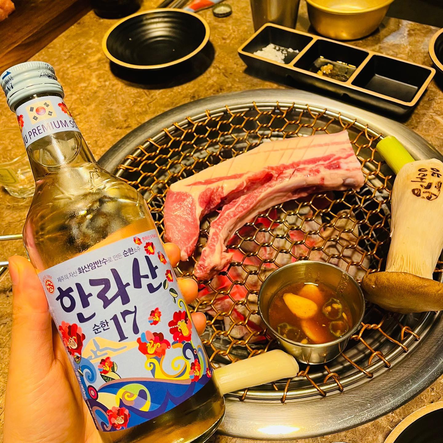#또리먹방 #제주양대감 
#양대감 

어제 제주도 도착하자마자 공항근처
저녁으로 먹은 흑돼지 🖤

메뉴는 청정흑돼지 뼈삼겹 
뼈가 붙어있는 삼겹살은 처음인데
기름기가 많은 부위라더라구요
삼겹살은 모니모니해도 기름기가 좔좔해야쥬~

공항 근처 고기집갔는데 여기가 찐맛집이더라구요❤️

특히 직원분들이 넘넘 센스가 넘쳐서 더 맘에 들었던 고기집
도착하자마자 너무 기분좋게 저녁먹어서 베리굿이였습니다!

#제주도맛집 #제주도공항맛집 #제주흑돼지 #흑돼지맛집 #제주맛집 #흑돼지구이 #뼈삼겹