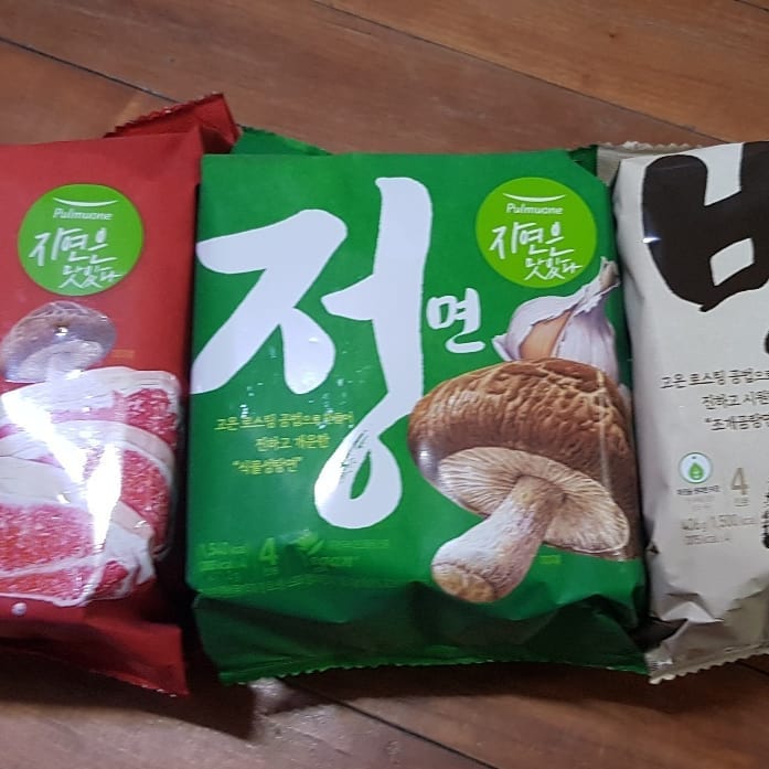 #협찬 pulmuone #풀무원 #자연은맛있다
일단 버섯향이 가득해서 좋았어요 진한 육수라는 느낌이었거든요 칼칼하고 tv에서 보고 맛있겠다 싶었는데 역시네요
#조인성라면 #정백홍 #로스팅라면 #정면 #백면 #홍면 #인생라면 #비밀의슾
