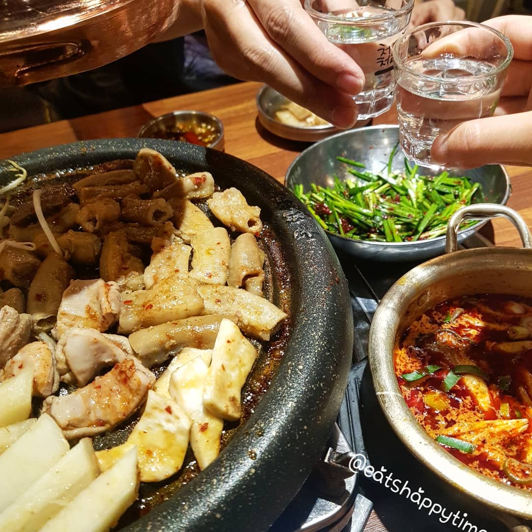 🐮곱창고🐮
.
■곱창모듬구이 11.9
■한우곱창 17.9
■특양모듬구이 13.9
.
오랜만에 먹은 곱창!!👍
기름좔좔 곱 가득!!
쇠주한잔하면서 먹으니 넘 맛있었어용😍
여기는 순두부찌개를 기본으로 주고
무한으로 리필해주기때문에
국물안주로도 딱이에용ㅎㅎ
.
❣쫠깃한 곱창과 이슬 #잇츠해피타임
.
🚩경기 성남시 분당구 대왕판교로 660 유스페이스1(판교점)
⏰매일 17:00 ~ 24:00
.
#판교곱창#곱창고#곱창고판교점#판교곱창맛집#곱창맛집#곱창추천#특양구이#곱창모듬구이#안주스타그램#안주메뉴#순두부찌개#소주한잔#소주안주#먹스타그램#푸드스타그램#음식스타그램#술스타그램 #일상#데이트#먹팔소통