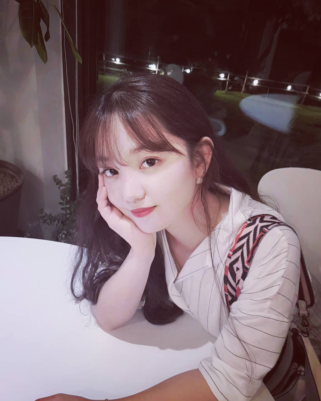 언젠가 내게 누군가는 왜 그렇게 옛날 사진을 보며 과거 속에 자주 머무르냐고 했다. 그때는 대답을 하지 못했는데, 오늘은 그 이유를 조금 알 것만 같다. 

어제는 그리웠던 사람들에게 연락이 와서, 나도 고맙고 미안했던 사람들에게 연락을 했다. 당장 내일 죽을지도 모르는데, 속으로만 생각하고 끝내면 이 마음은 아무도 모르고, 누군가에겐 평생 오해로 남은 채 사라질까봐.

그렇다면 현재에 충실하게 표현을 하고 살면 되는데, 그건 또 마음대로 되지 않는다. 늘 어떤 흐름 속에 있으면 내가 뭘 잘못하며 살고 있는지도 모르고 잘못을 저지르며 산다. 사랑하는데 사랑하지 않는 척, 반대로 사랑하지 않는데 사랑하는 척, 눈치를 보고 신경을 쓸 것들이 왜 그렇게 많은지. 사실 그거 다 별 거 아닌데. 일정 시간이 지나면 다 아무것도 아니라고 느낄 걸 잘 알면서.

그리고 한번 표현한 것은-그게 진심이든 반대이든- 관성이 된다. 늘 그게 문제다.

이제 거리낌없이 말해도 괜찮은, 내 현재를 벗어난, 과거의 사람들이니까. 그래서 더 자유롭게 진심을 표현할 수 있고, 그래서 그 시간을 담아둔 옛날 사진에 자꾸만 손때가 묻는 거라고.

이제 대답이 되었을까.

#글귀 #글스타그램 #에세이 #공감 #글귀스타그램 #메모 #감성 #짧은글 #일상 #데일리 #일상스타그램 #작가 #강소을 #글쟁이