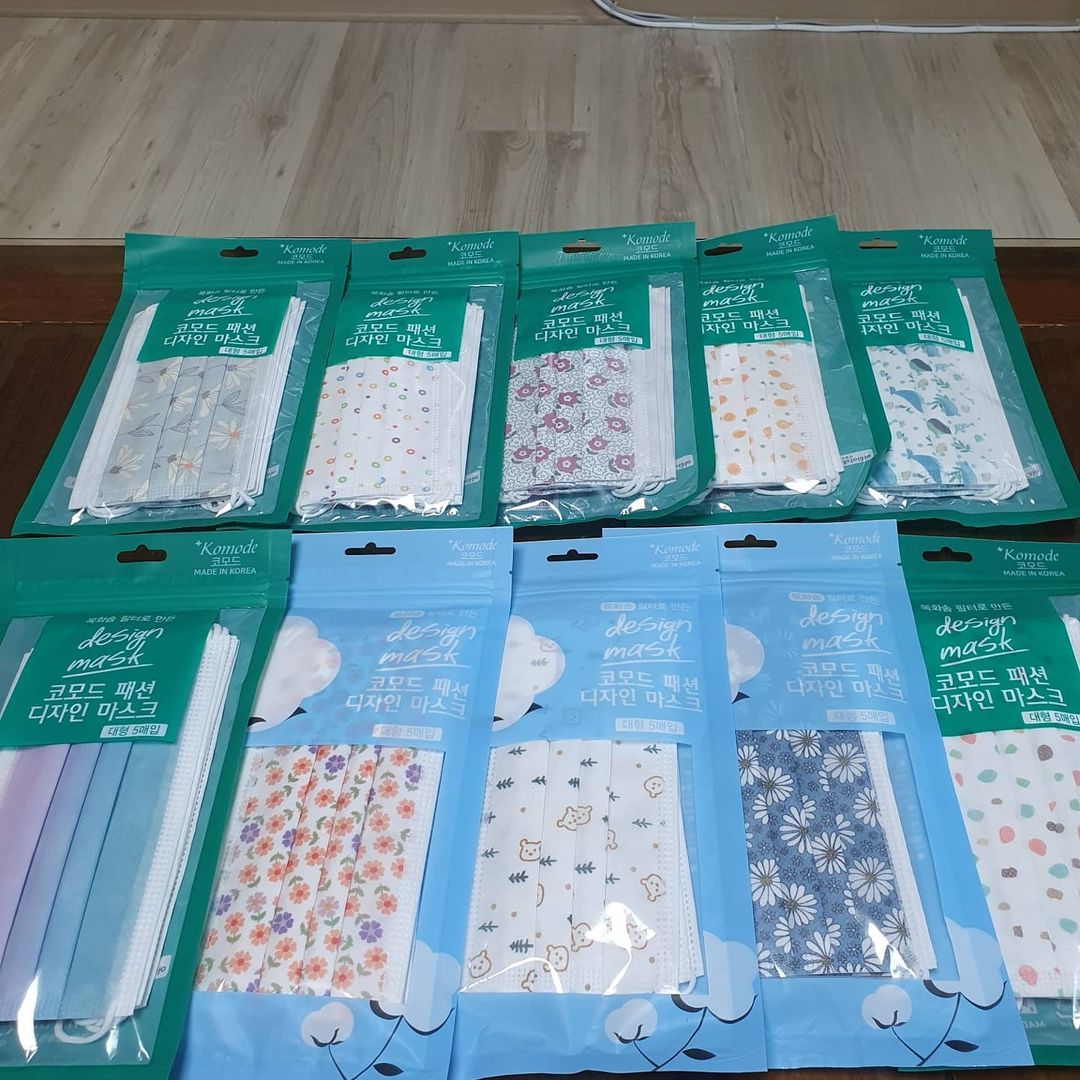  “#광고#협찬 사이트👉https://www.komode.kr (바로가기 x) 올스티커의 디자인 마스크는 모든 원자재를 국산으로 만든 프리미엄 마스크 임다! 목화솜 필터를 사용하여 숨쉬기가 상당히 편합니다. 또한 여성분들 화장시 화장이 묻어나지…”