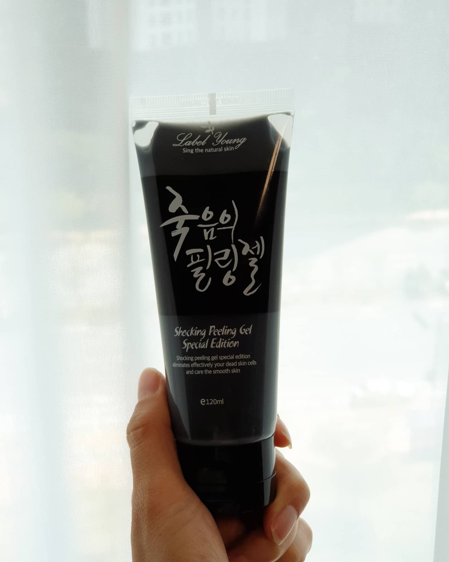 #협찬
#라벨영 역시 진심 실망안시켜요
가격이 저렴하고 할도리다해요

요며칠 써보고 후기남겨요
칙칙한얼굴 금새 환하게 바꿔줍니다~

요것이 각질밀어내는 재미도
있고~중독입니다ㅋ
깔끔하게 세안도 되고~
써보시면 압니다ㅋ
-
#죽음의필링젤 #필링젤 #얼굴각질제거제 #요철없애는법 #필링젤추천 #피부각질제거
 labelyoung_official