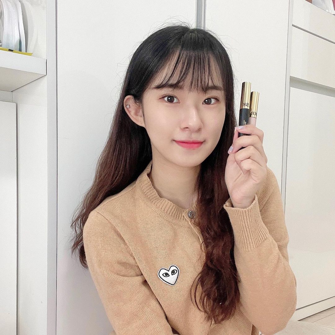  “#협찬 속눈썹 고데기 한듯 무너짐 없는 고데기마스카라! ✨롱앤컬 브러쉬 모가 긴쪽으로 빗질하듯 고르게 액을 발라 자연스럽게 연장된 속눈썹을 연출할 수 있음 ✨볼륨앤컬 촘촘한 브러쉬면으로 뿌리부터 빗어주듯 발라주어 숨은 속눈썹까지도 풍성하게…”