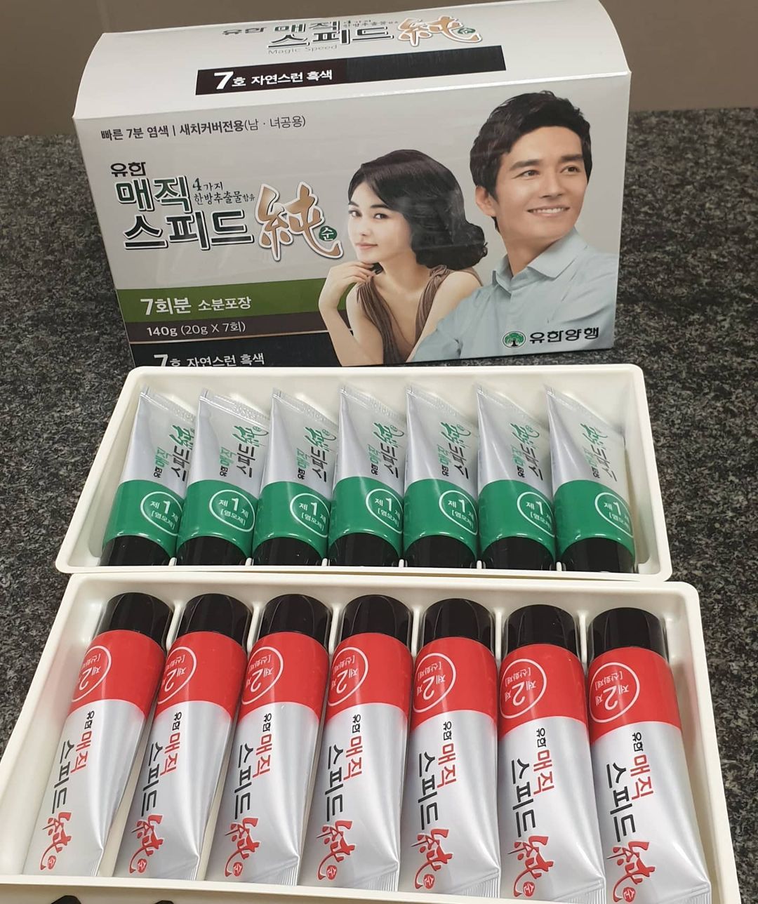 “#협찬 새치커버 전용 유한양행 스피드순염색약❗ 7회 분량으로 편리하게 개별 포장되어 사용하기 편리해요 한방 추출물 포함한 염색약이라 두피에 자극이 적고, 모발 저손상, 냄새가 자극적이지 않아요 남편 염색 해줬는데 머리가 짧으니 사용량을 조절해서…”