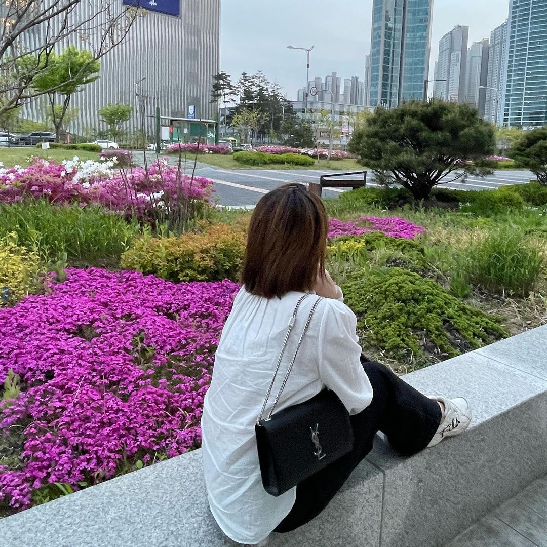  “입생로랑 체인숄더백〰️🟡🖤 입생로랑 백은 어느 룩에나 소화 할 수 있는 데일리템 이에요 🖤 저는 깔끔하게 화이트앤블랙으로 입어주고 백을 매주었는데 캐쥬얼하면서도 세련된 느낌을 줘보았어요💟🖤 지난번 소개한 브랜드쉐어 명품리셋 어플에 해 한번 더…”