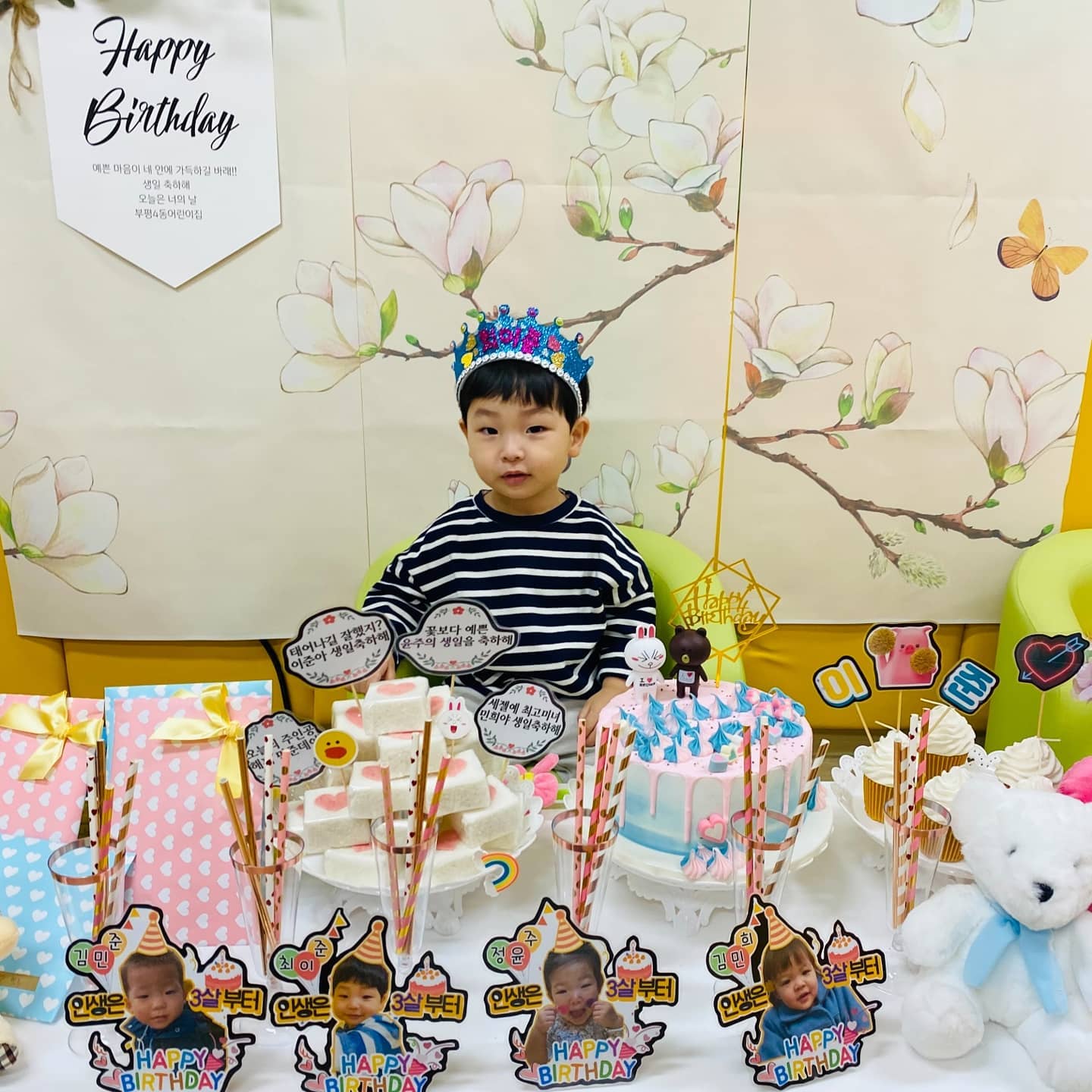 .
#생존신고
🤱 생후 725일차.
4월생 울 쭈니😘
엄마표 왕관쓰고 어린이집 생일파티✌
일화지만....똥손에 일하는 애미는...
저왕관을 얼집서 만들어보내달라는데...
2주를 고심하다가 친한언니에게 도움받아 
완성ㅜㅜ 
아정말 저런거 만들어오라고 보내지마세요ㅜ
여튼! 벌써 두돌생일이 다가오는 우리두찌❣
요즘 두돌치렌지..... 밤마다 울어재끼며 
진을 쏙빼놓는 넘 😭😭
쑤욱 커버린듯한 울애기~ 
엄마랑 생일 이틀차이라 평생 같이 묶여 
지낼 우리~😅😅 
그래도 이짜나...
엄마는 내가 너보다 이틀 빠른게 너무 다행이고 그르타ㅋㅋㅋㅋㅋㅋㅋ🤭🤭
엄마생일날 같이 초끄자ㅋㅋㅋㅋㅋㅋㅋㅋ🎂
#4월23일 쭈니생일
#4월21일 엄마생일
#두돌임박
#23갤아기
#3살
#얼집생파
