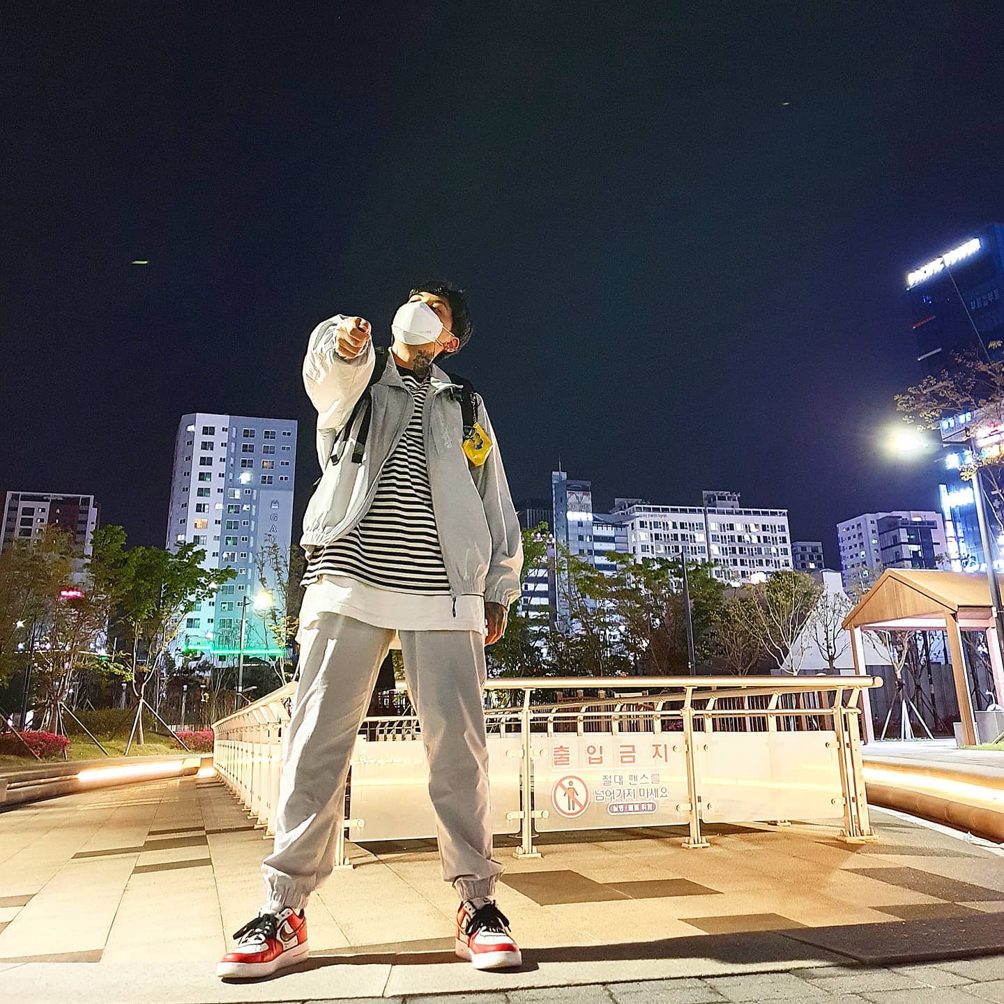 처음으로 다리 왁싱했는데
기부니가 완전 죠앙😊😊
이것이 왁싱의 맛인가❓
혹시 브라질리언 해보신분❓✋✋
괜찮으면 도전 해 볼까하는뎀,,,,
후기좀 남겨줘봐여어🔥🔥
.
.
.
👕: #단가라티셔츠 
👖: #코드그라피
👟: #에어포스커스텀
.
.
.
#왁싱후기 #남자다리왁싱 #코드그라피셋업 #단가라코디 #데일리룩추천 #나일론셋업 #회색코디