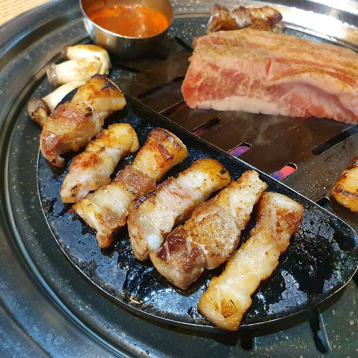 #기장인생식당 #기장맛집 #숙성삼겹살 #삼겹살맛집 #인생식당

늦은 저녁, 기장 삼겹살 맛집 인생식당에서  숙성삼겹살 한 점