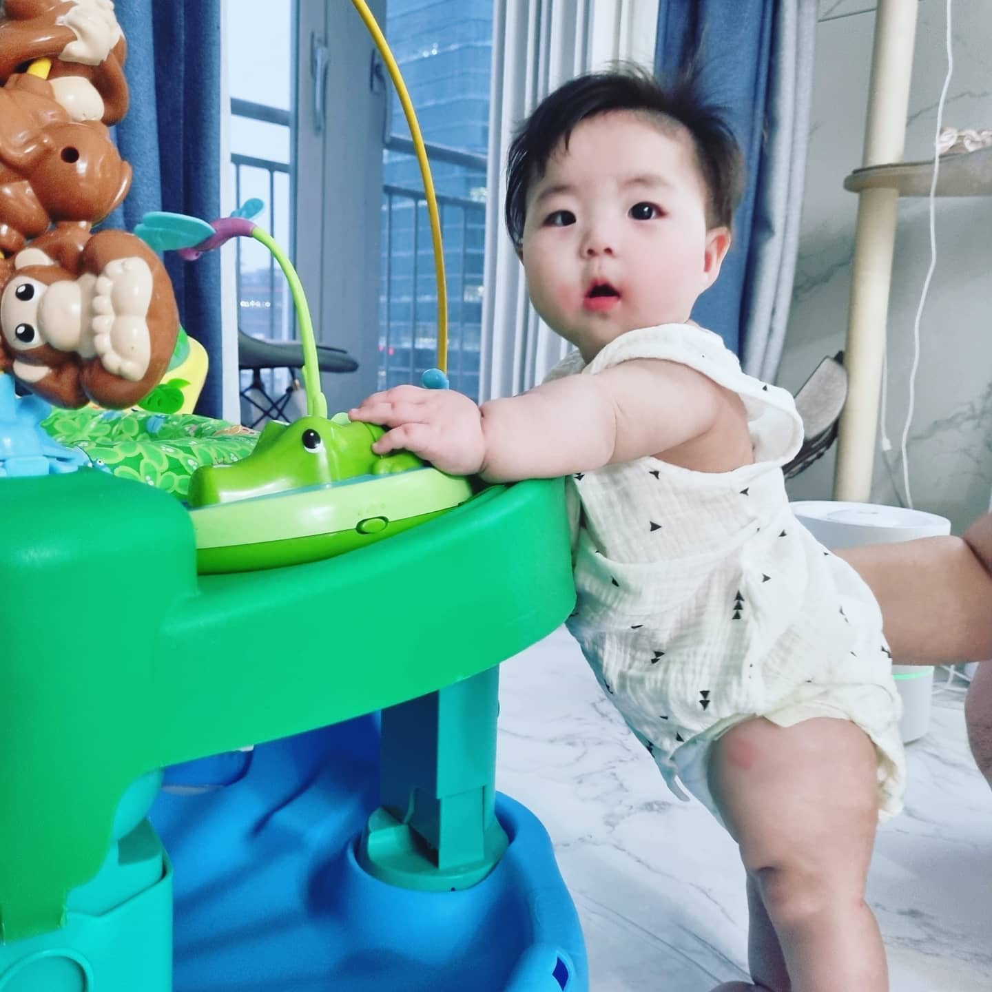 2021.04.21 D+177일

시아가 처음 잡고 선 날 ❤

하나하나 이루어가고 해나가면서
성장하는걸 보니
너무 신기하면서도 감사한 하루하루🙂

처음 엄마뱃속에 왔을땐
예쁜딸이었음좋겠다 내심 바랐는데
지금생각하면 그저 건강하게 와준것에
너무 고마워💕

너와함께하는 매일매일이 보물같은 날이고
엄마도 함께 성장하는것 같아 

지금처럼만 아프지말고 건강하게
꽃미소 날리면서 엄빠랑 행복하자 😘

내일은 또 어떤 기적같은 하루가 기다리고있을지 
설레는마음 안고 코~~~자자 
사랑해 우리딸 ❤
