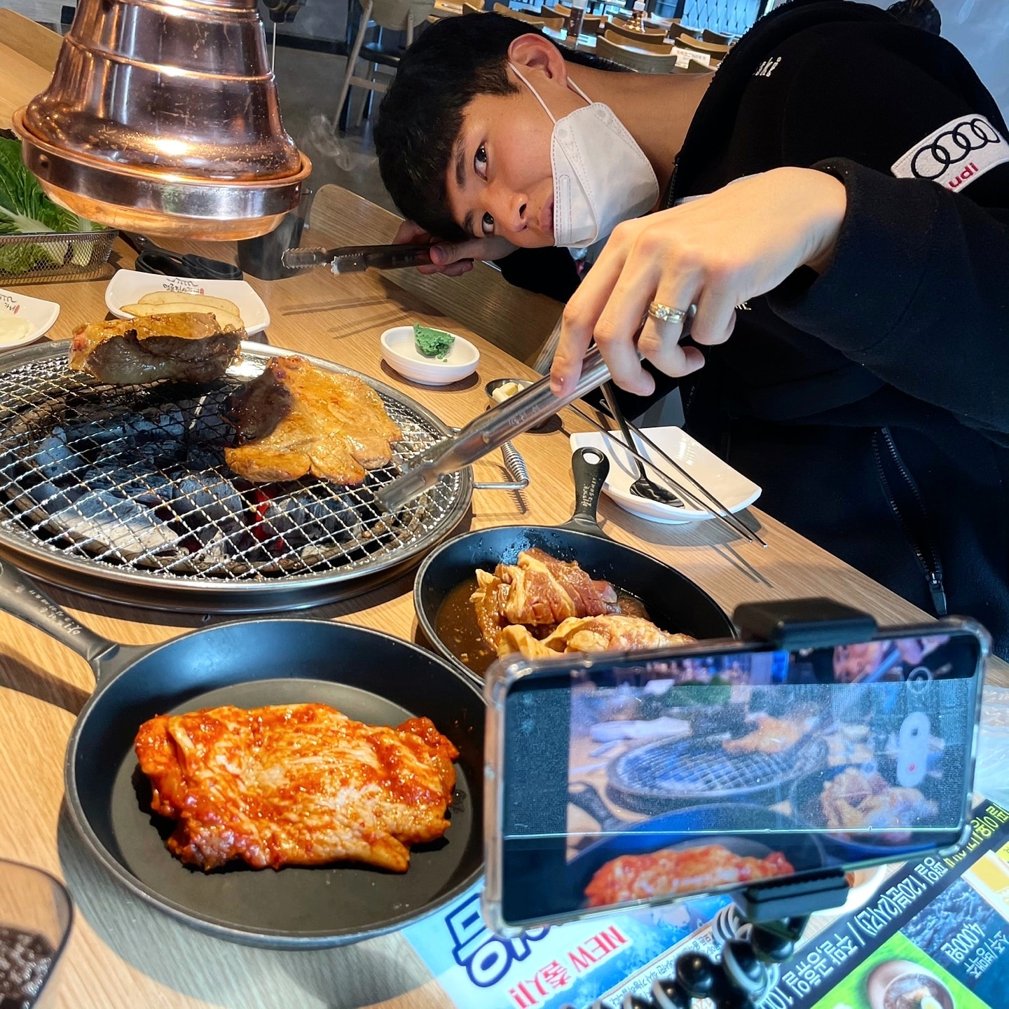 #뀨찌커플 

헤헤 요즘 넘 바빠서 활동 못했는데

오랜만에 생존신고하러왔습니다(❁ᴗ͈ˬᴗ͈)⁾⁾⁾

규현이 얼굴만 등장한건 이 피드가 첨이네요💖

이 사진은 원래 고기불판이랑 테이블에 놓인 

카메라만 찍으려고 했는데 규현이가 빼꼼해서

같이 찍었어요🤭 넘 귀여웠거든요(๑•᎑<๑)ｰ☆

고기 구워주는 남자친구가 최고야,,👻