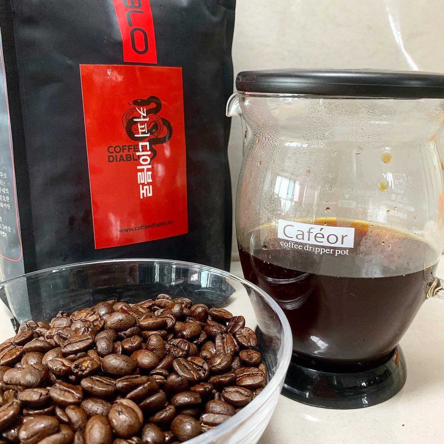 #냠생 #128
#커피디아블로 #다크블러드
#제품제공
⠀
눈뜨커(눈뜨면커피☕️)가족인 울집🏠
그래서인지 울집의 관심사 1순위는 늘 커피✨
특히 어디 여행가면 유명하다는 곳에서 원두 꼭 사와용!
⠀
#커피디아블로 의 다크블러드는,
나름 까다로운 커피 입맛을 지닌 울 가족에게
완전 합격점🏅
커피디아블로만의 시그니처 블랜드로!
테이스팅 노트▶️카라멜, 견과류, 흑설탕, 다크초콜릿
남녀노소 좋아할 적당한 산미에, 풍미 가득🤎
⠀
게다가 홀빈으로 왔는데,
원두는 바로 분쇄해서 내려먹는게 짱,,이기에
이 부분도 최공공,,👍
+)글구 무려 1kg인데 19,000원,, 갓성비,,👊
(보통 200g에 14,000이상 무조건이거든요😱)
⠀
카페에서도 마스크 껴야되는데☹️
집에서 갓성비 #커피디아블로 루다가
#홈카페 즐겨용☕️🤎🤎🤎
⠀
⠀
⠀
✅커피디아블로
coffeediablo