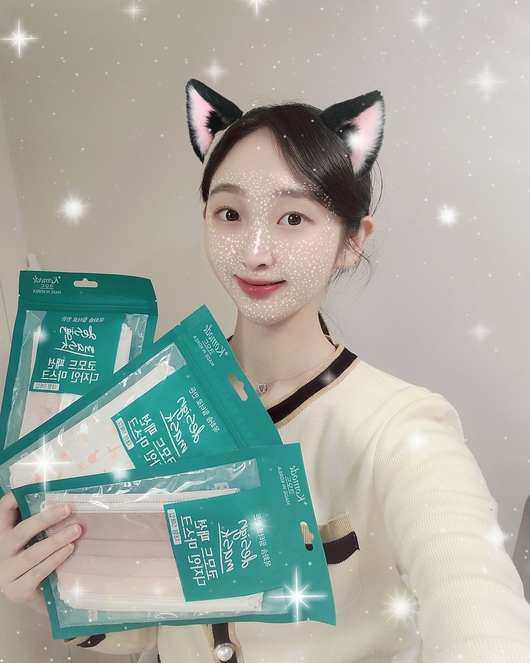  “완죤 패션너블한 마스크 목화솜으로 제작되어 피부트러블도 안나고 엄청 보송보송한 느낌 넘 쥬아 🥰🥰 . . . #패션마스크 #예쁜마스크 #코모드디자인마스크 #디자인마스크 #디자인덴탈마스크 #덴탈마스크 #일회용디자인마스크 #협찬”