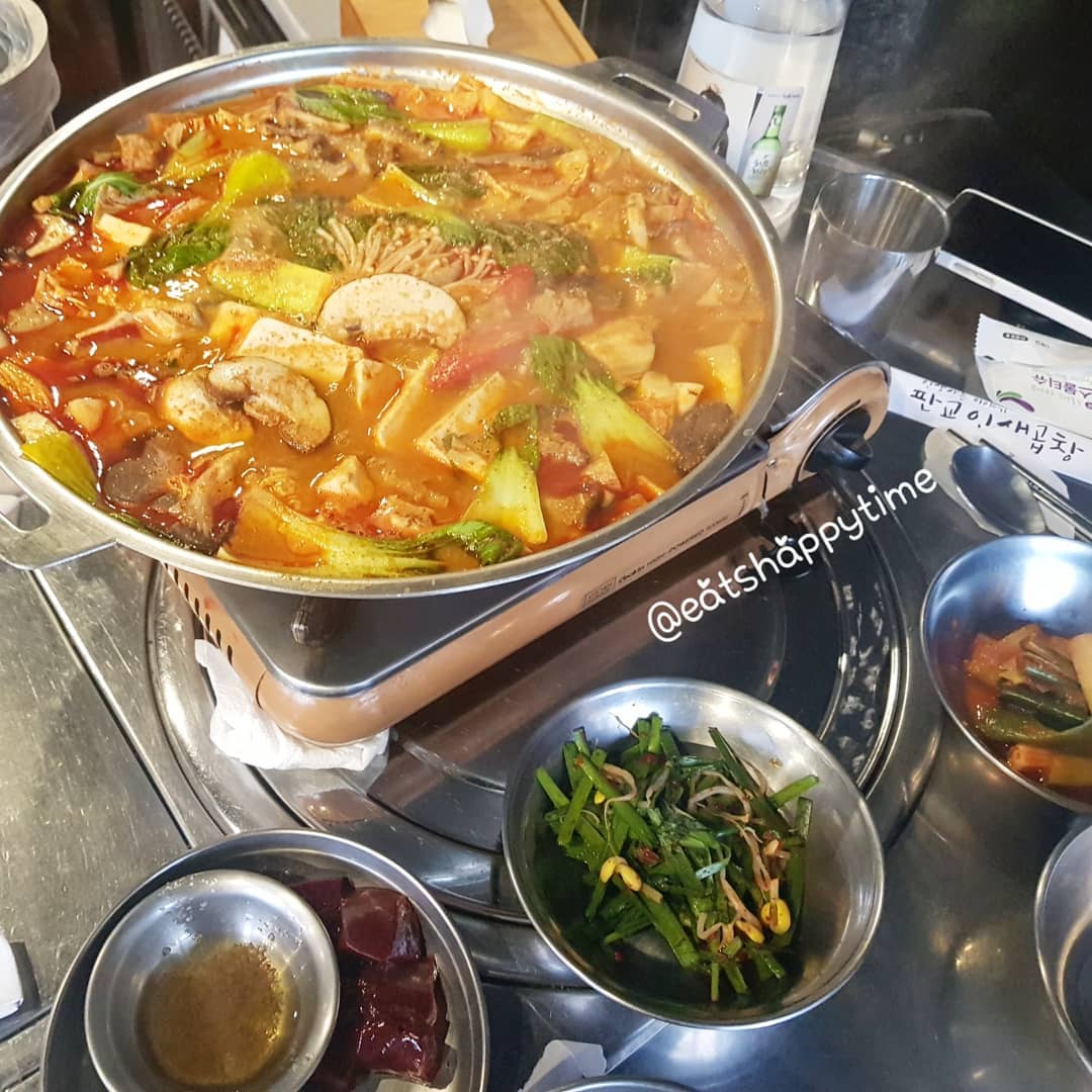 🥘판교 인생곱창🐮
.
■곱창전골 소 35.0
■라면사리 3.0
■날치알볶음밥 3.0
.
국물이 땡겨서 메뉴고르다가 찾아낸
곱창전골 맛집!
여기는 곱창구이도 마니 먹으러오더라구용
소자인데 양이 어마무시하게 많고
곱창에 막창에 특양까지 골고루 양 마니 들어가있는 전골이었어요!!😍
곱이 풀려서 국물은 어찌나 꾸수~하던지 ㅠㅠ
넘맛있더라구요!! 컨디션이 안좋아서
쇠주한잔 못한것이 넘 아쉬웠어요🤣
사리없이 먹기엔 아쉬우니 꼭 사리넣어 드세요!!
 뽀끔밥 꼭드세요!!
날치알 엄청 넣어주고 반찬으로 나온 파김치랑 부추도 같이 볶아주시니 넘 맛있더라구요😭
구이먹으러 또갈거에요~!!!
.
❣인생곱창 만나러 #잇츠해피타임
.
🚩경기 성남시 분당구 판교역로192번길 16 판교타워 102,103호
⏰ 평일 17:00 - 23:30
.
#판교맛집#판교곱창전골#곱창전골#판교곱창전골맛집#판교저녁추천#판교역맛집#곱창전골맛집#곱창전골볶음밥#안주메뉴#판교역맛집#판교역맛집추천#국물메뉴#날치알볶음밥#먹스타그램#푸드스타그램#음식스타그램#저녁스타그램