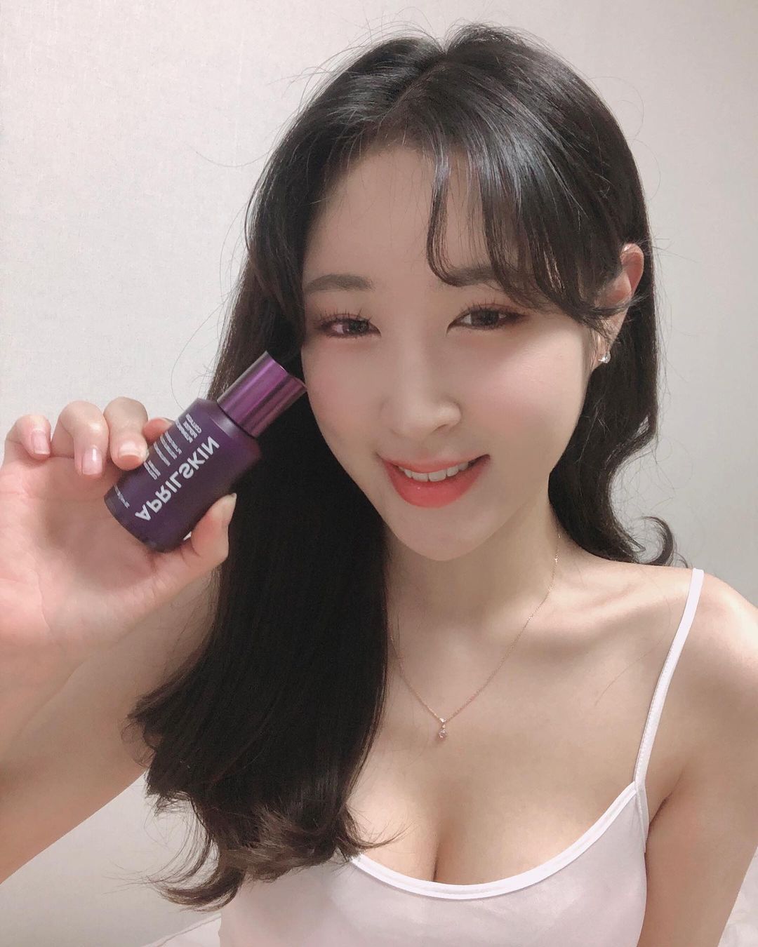  “#광고 요즘 피부가 많이 건조해지는 걸 느꼈는데 이 세럼 사용하고 나서는 많이 촉촉해졌어요! 💜✨ 에이프릴스킨에서 나온 코어탄력세럼은 저분자 고밀도 콜라겐 함유로 피부에 덧바를수록 수분광이 넘치는 탄력있는 피부로 가꿔준다네용 그리구 실제…”